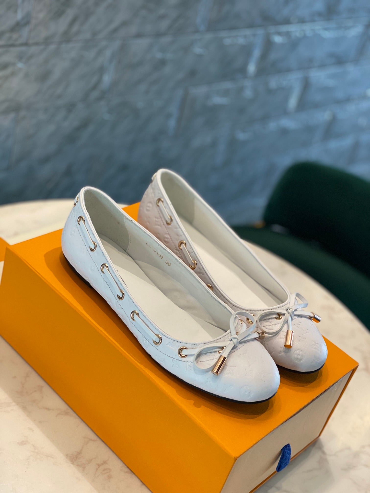 LOUIS VUITTON LV WOMEN'S BALLET FLAT IN WHITE EMBOSSED CALFSKIN WITH BOW