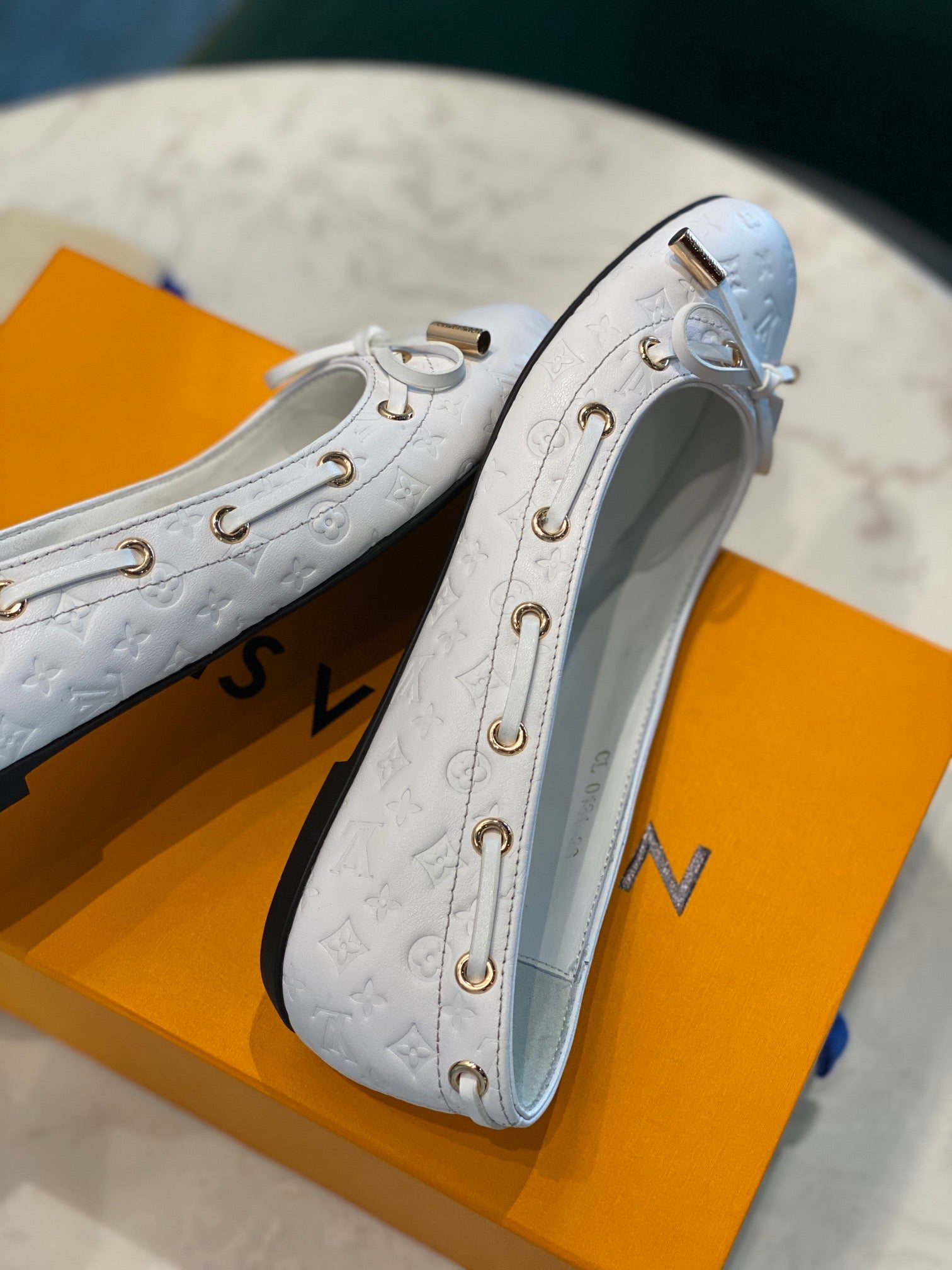 LOUIS VUITTON LV WOMEN'S BALLET FLAT IN WHITE EMBOSSED CALFSKIN WITH BOW