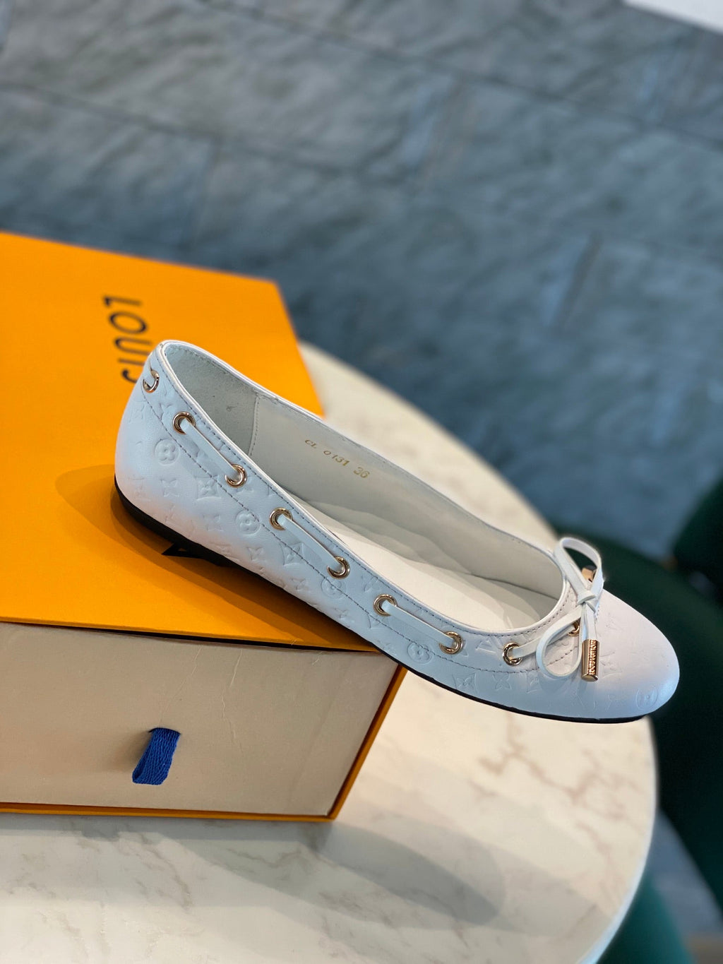 LOUIS VUITTON LV WOMEN'S BALLET FLAT IN WHITE EMBOSSED CALFSKIN WITH BOW