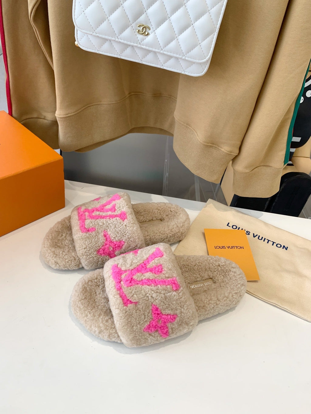 LOUIS VUITTON LV WOMEN'S PASEO FLAT SLIPPER IN BEIGE FLEECE WITH BRIGHT PINK LOGO