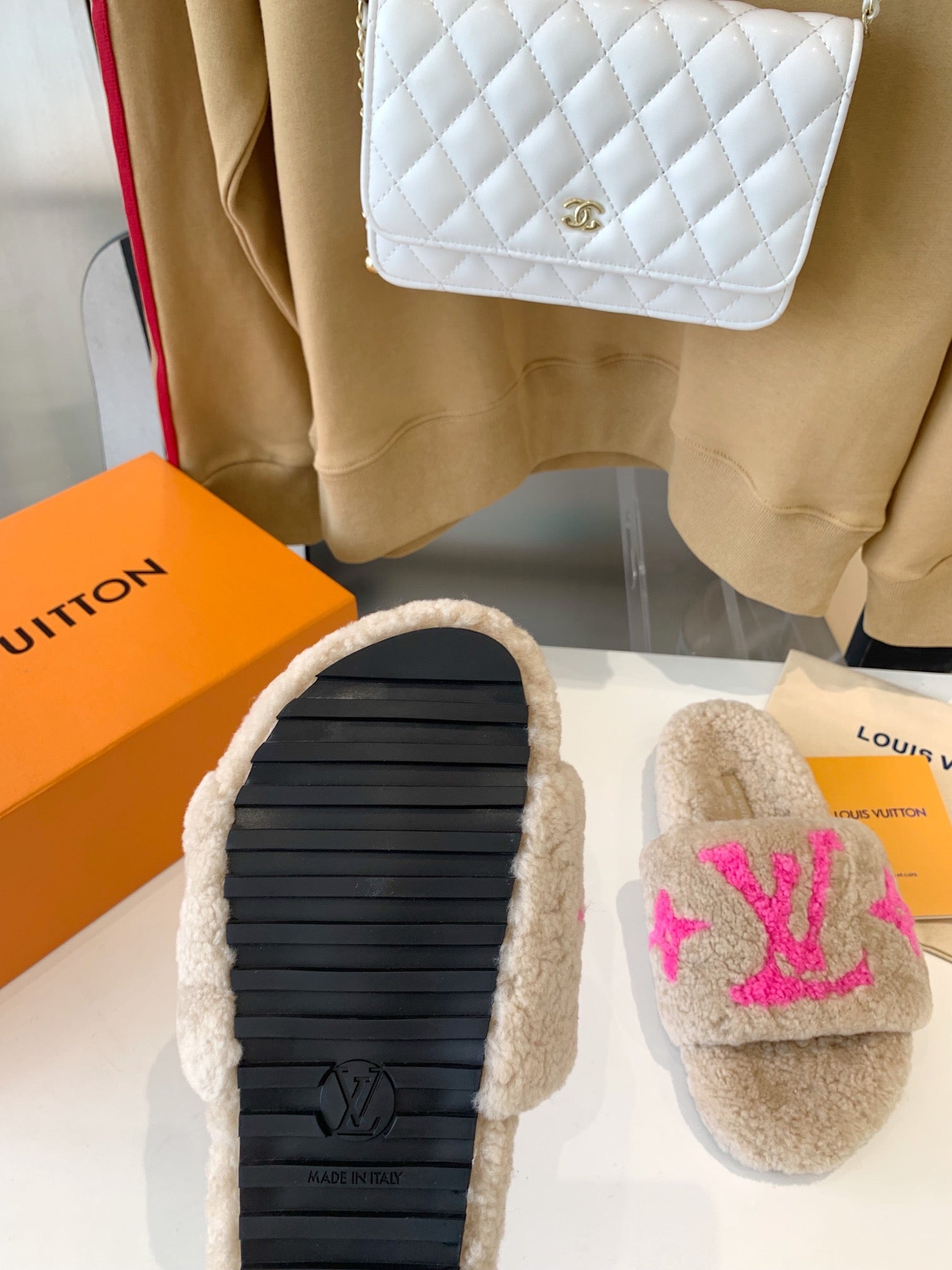 LOUIS VUITTON LV WOMEN'S PASEO FLAT SLIPPER IN BEIGE FLEECE WITH BRIGHT PINK LOGO