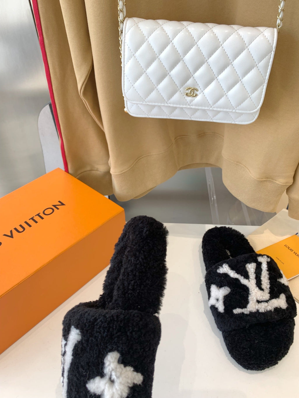 LOUIS VUITTON LV WOMEN'S PASEO FLAT SLIPPER IN BLACK FLEECE WITH WHITE LOGO