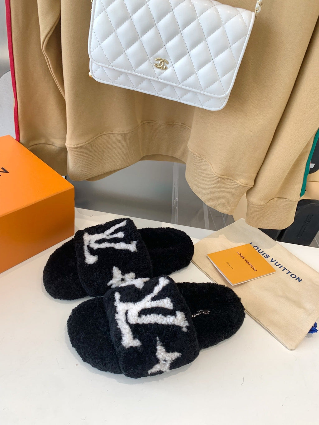 LOUIS VUITTON LV WOMEN'S PASEO FLAT SLIPPER IN BLACK FLEECE WITH WHITE LOGO