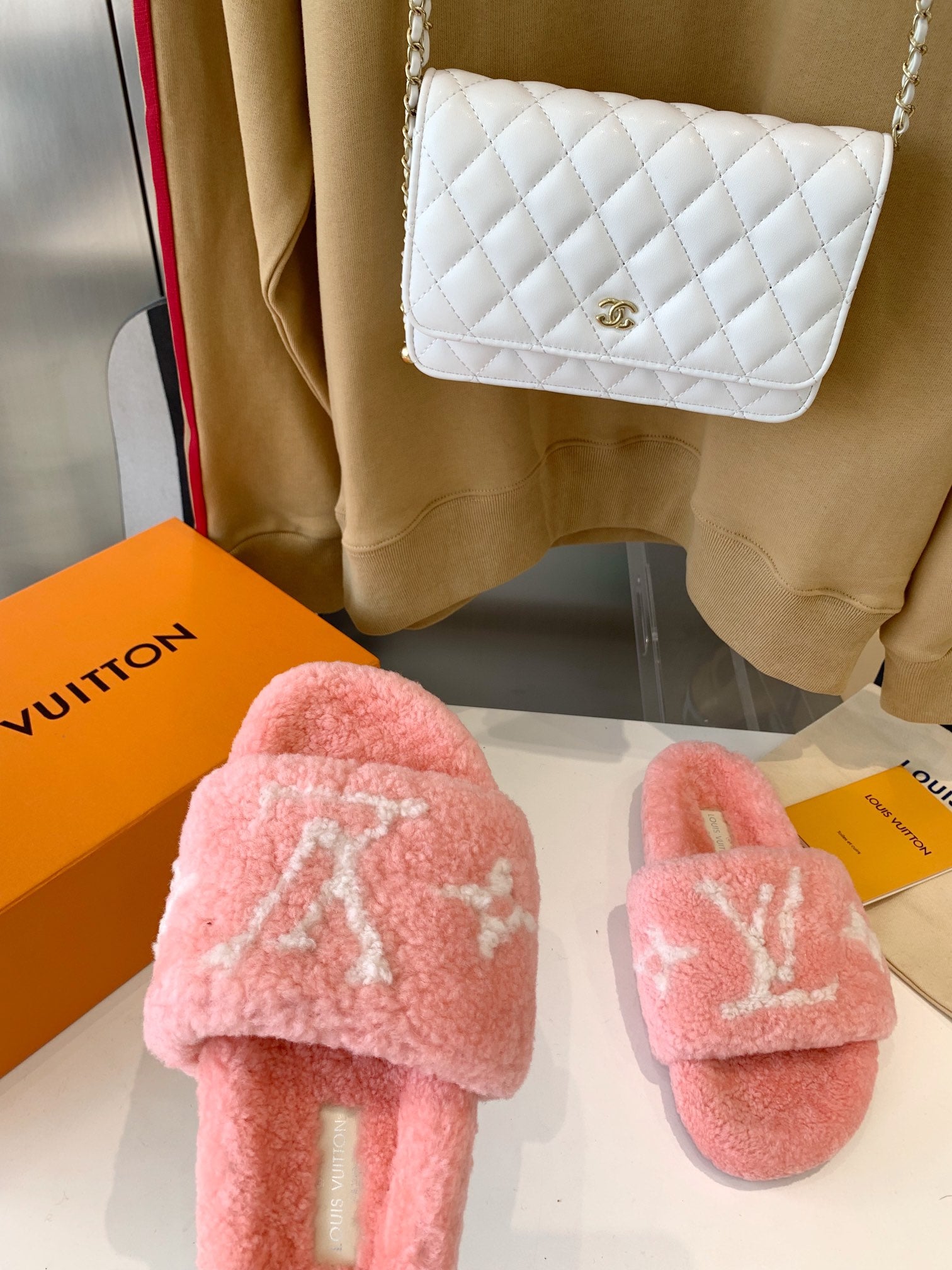 LOUIS VUITTON LV WOMEN'S PASEO FLAT SLIPPER IN LIGHT PINK FLEECE WITH WHITE LOGO