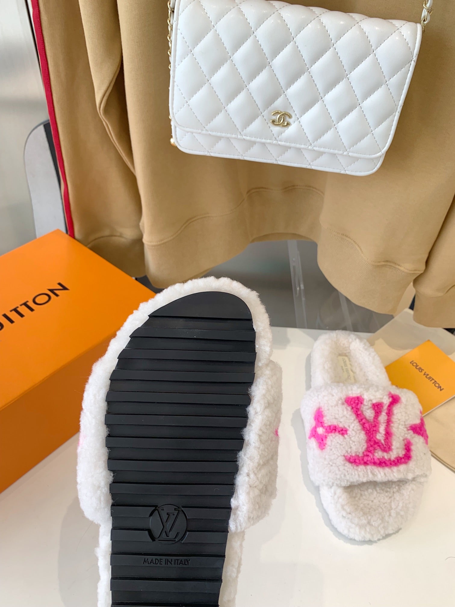 LOUIS VUITTON LV WOMEN'S PASEO FLAT SLIPPER IN WHITE FLEECE WITH BRIGHT PINK LOGO