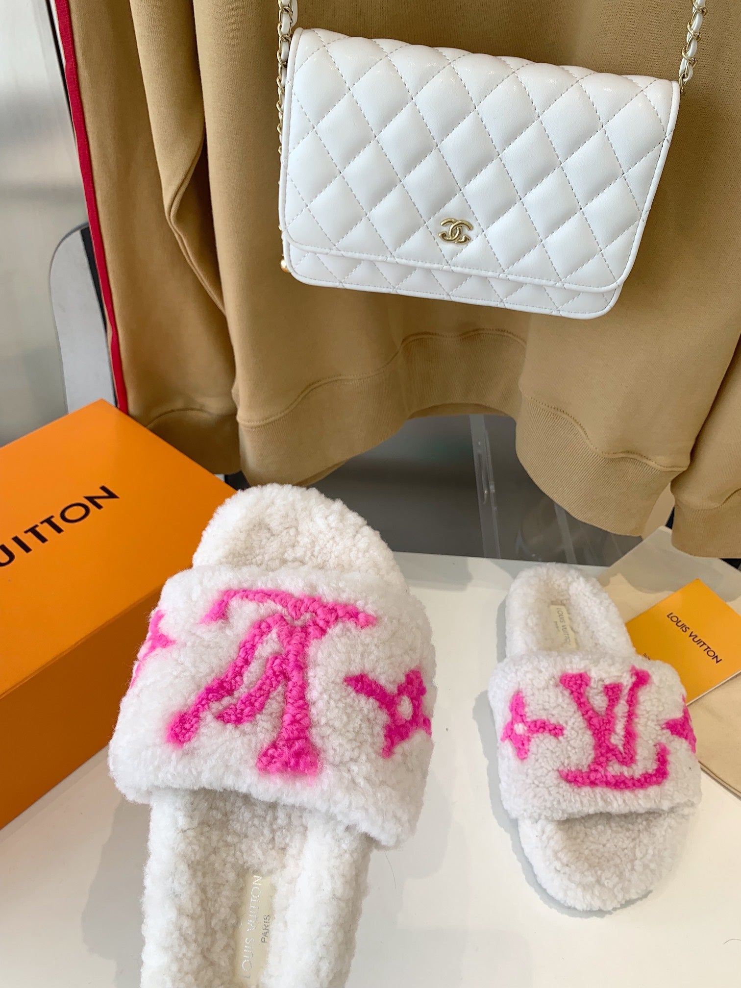 LOUIS VUITTON LV WOMEN'S PASEO FLAT SLIPPER IN WHITE FLEECE WITH BRIGHT PINK LOGO