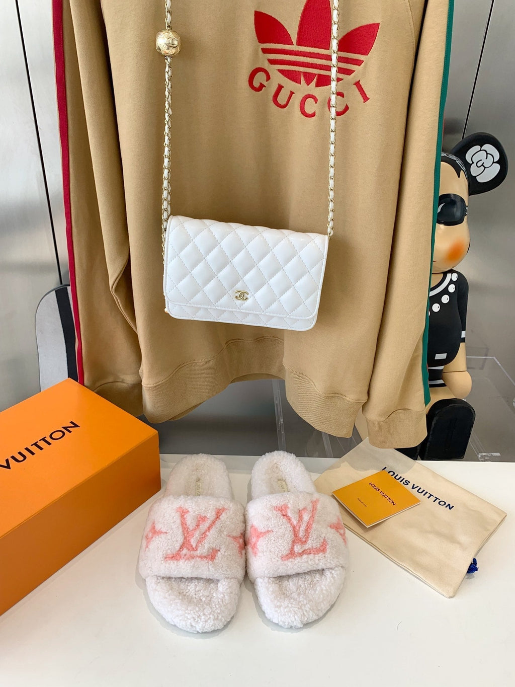 LOUIS VUITTON LV WOMEN'S PASEO FLAT SLIPPER IN WHITE FLEECE WITH LIGHT PINK LOGO