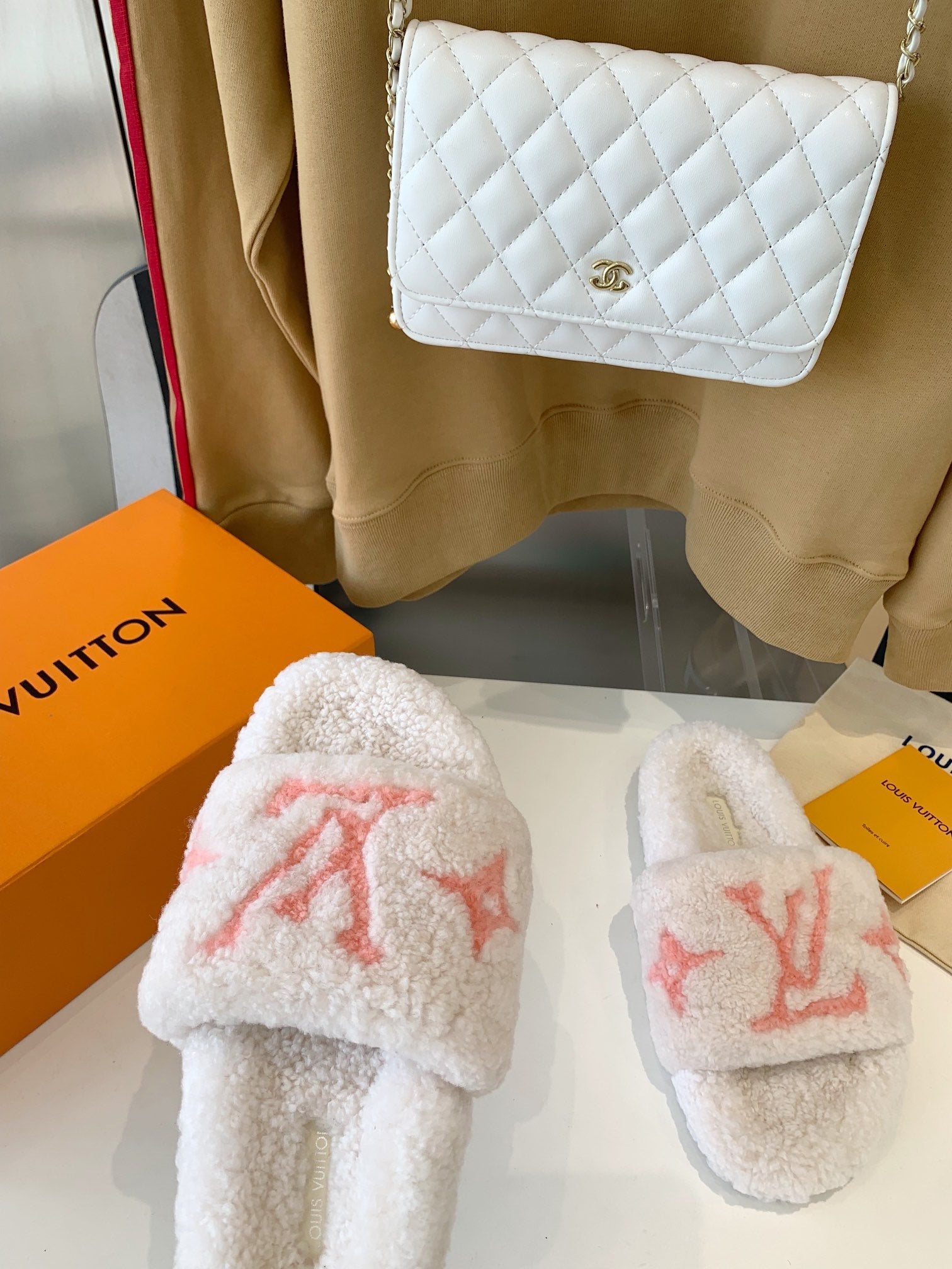 LOUIS VUITTON LV WOMEN'S PASEO FLAT SLIPPER IN WHITE FLEECE WITH LIGHT PINK LOGO