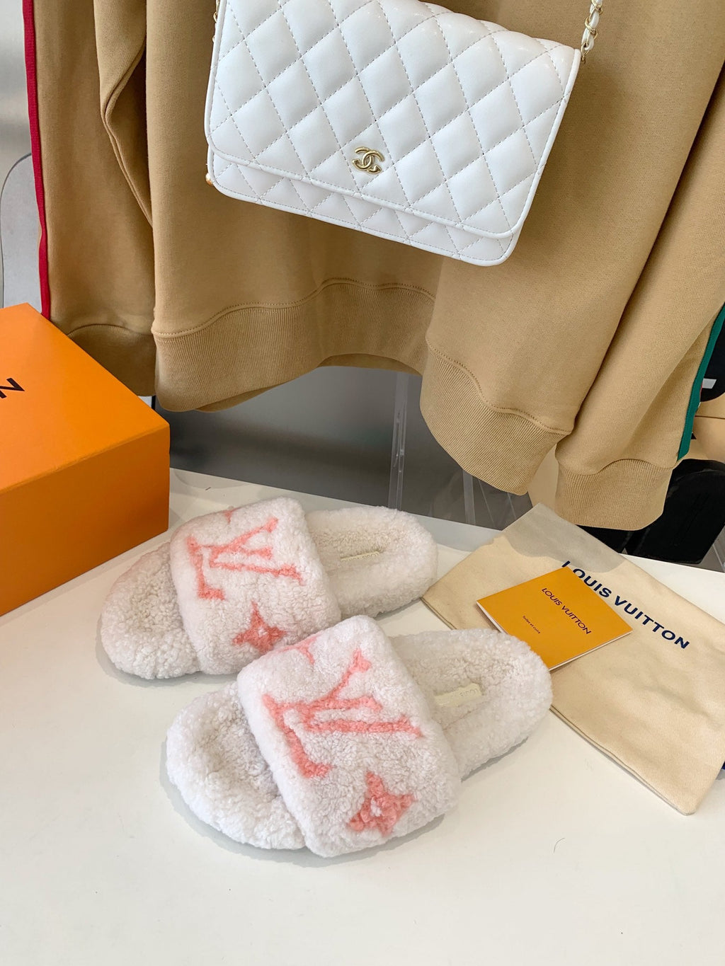 LOUIS VUITTON LV WOMEN'S PASEO FLAT SLIPPER IN WHITE FLEECE WITH LIGHT PINK LOGO
