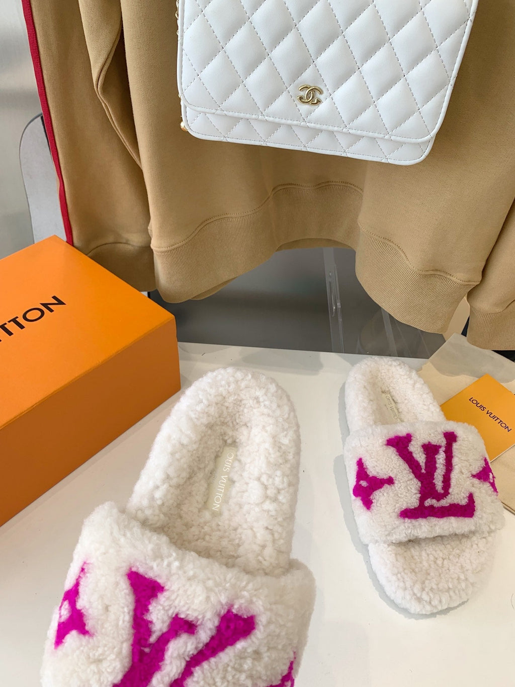 LOUIS VUITTON LV WOMEN'S PASEO FLAT SLIPPER IN WHITE FLEECE WITH PINK LOGO