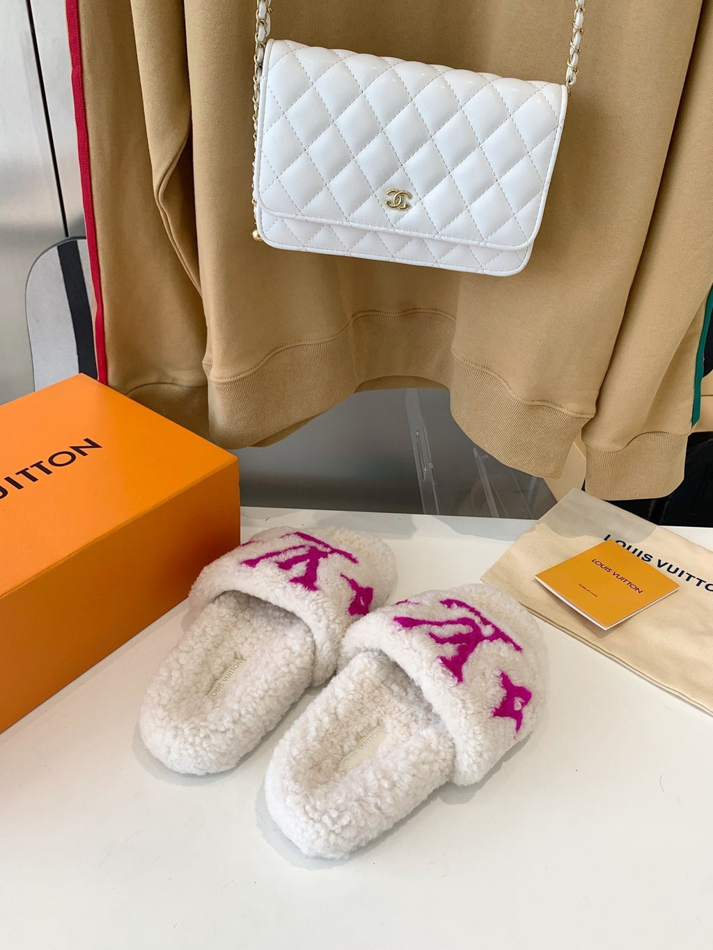 LOUIS VUITTON LV WOMEN'S PASEO FLAT SLIPPER IN WHITE FLEECE WITH PINK LOGO