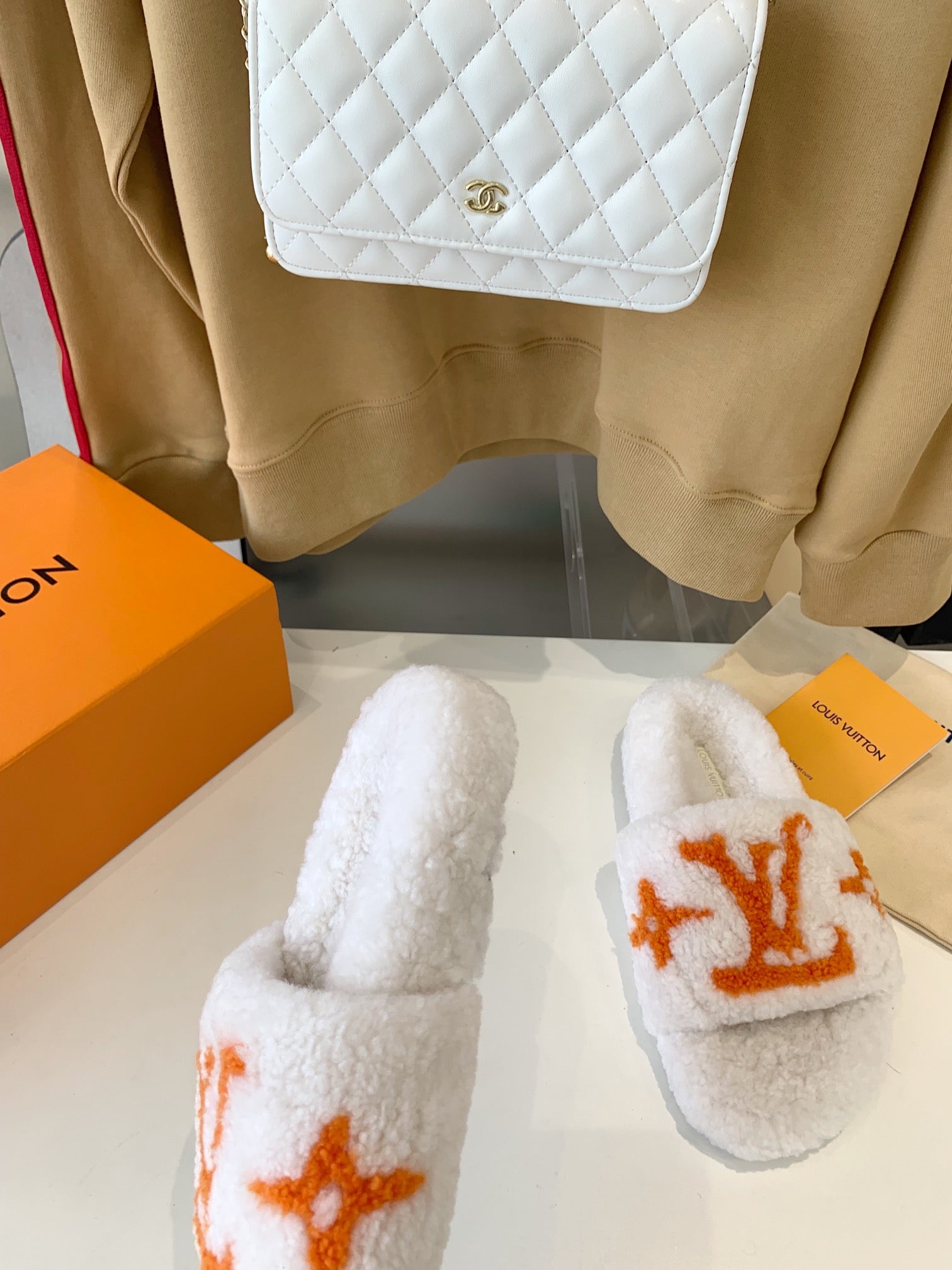 LOUIS VUITTON LV WOMEN'S PASEO FLAT SLIPPER IN WHITE FLEECE WITH ORANGE LOGO