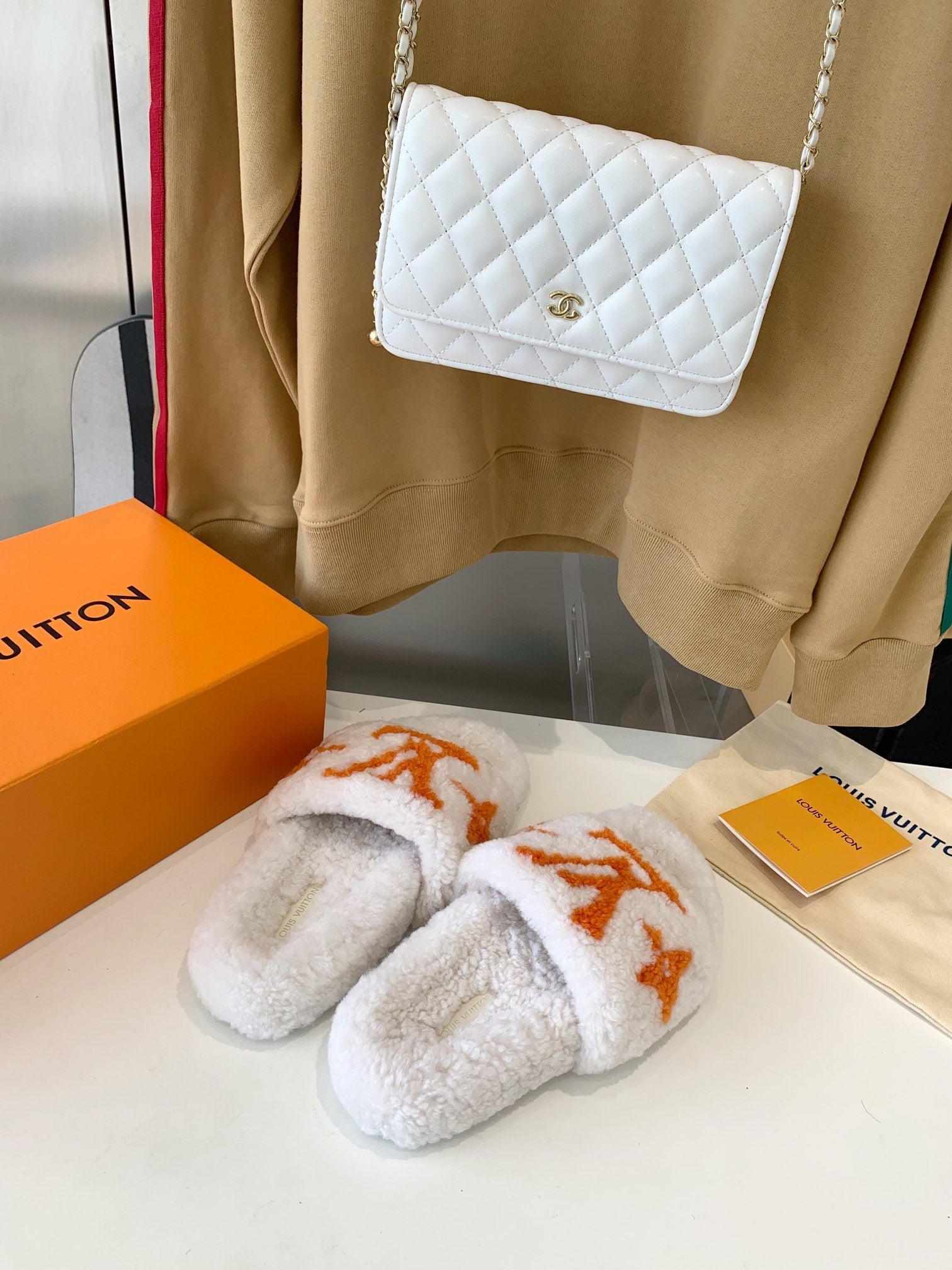LOUIS VUITTON LV WOMEN'S PASEO FLAT SLIPPER IN WHITE FLEECE WITH ORANGE LOGO