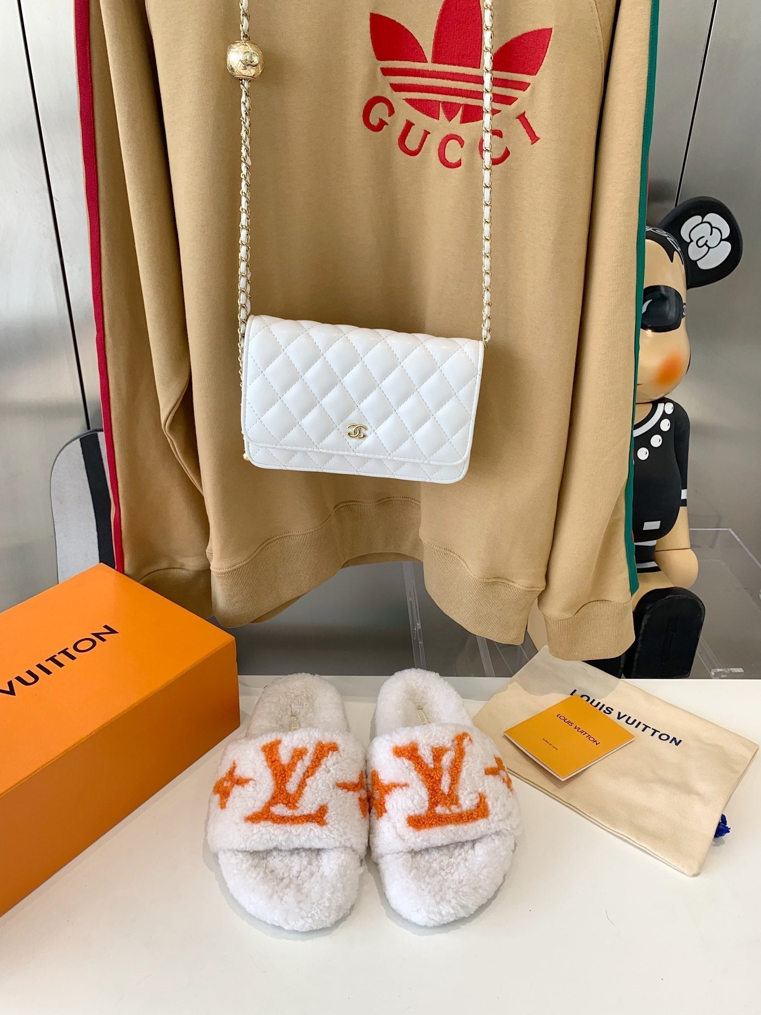 LOUIS VUITTON LV WOMEN'S PASEO FLAT SLIPPER IN WHITE FLEECE WITH ORANGE LOGO
