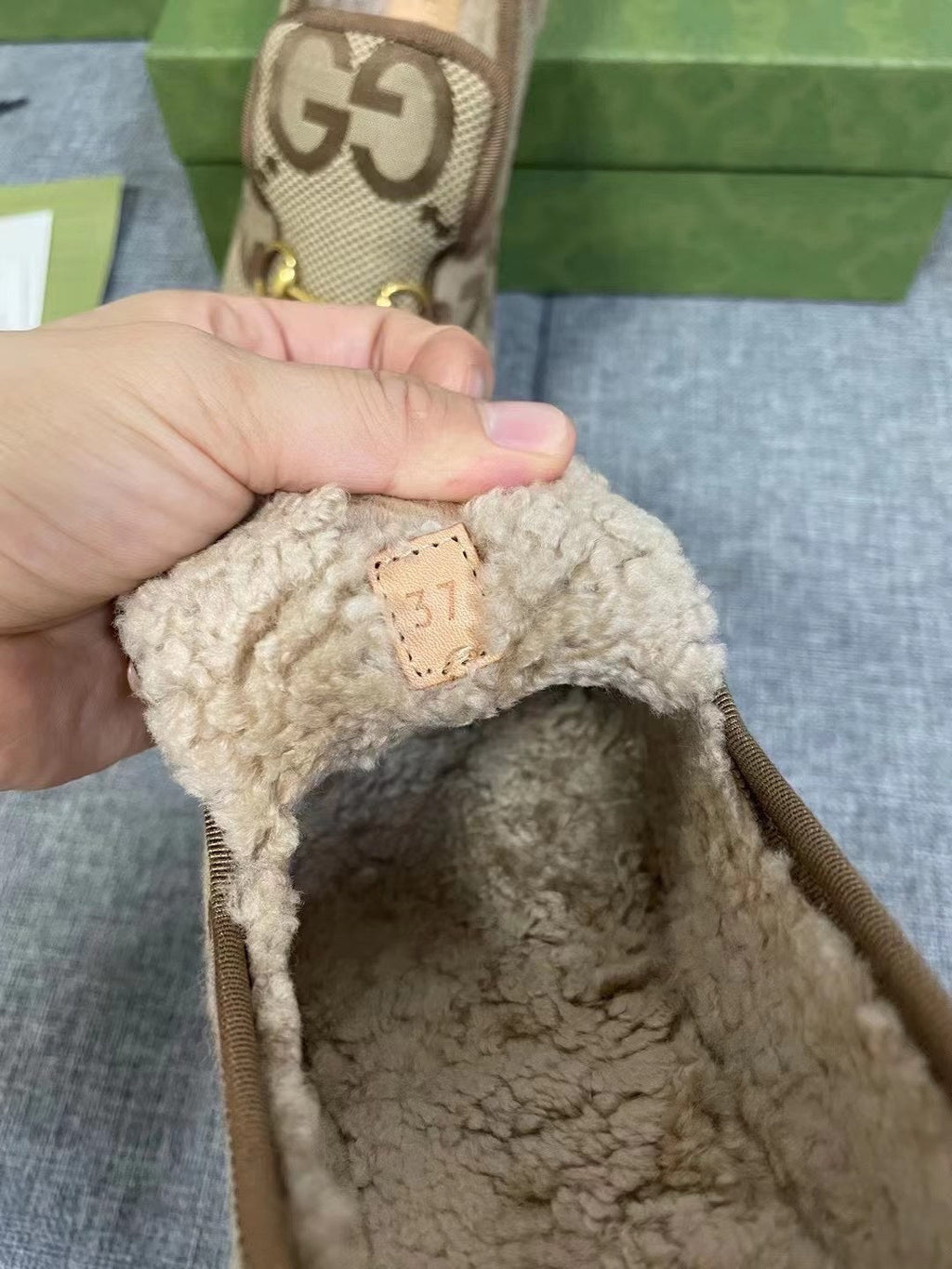 GUCCI HORSEBIT LOAFER IN ECRU BEIGE WOVEN FABRIC AND WOOL MIX LAMB FUR LINING
