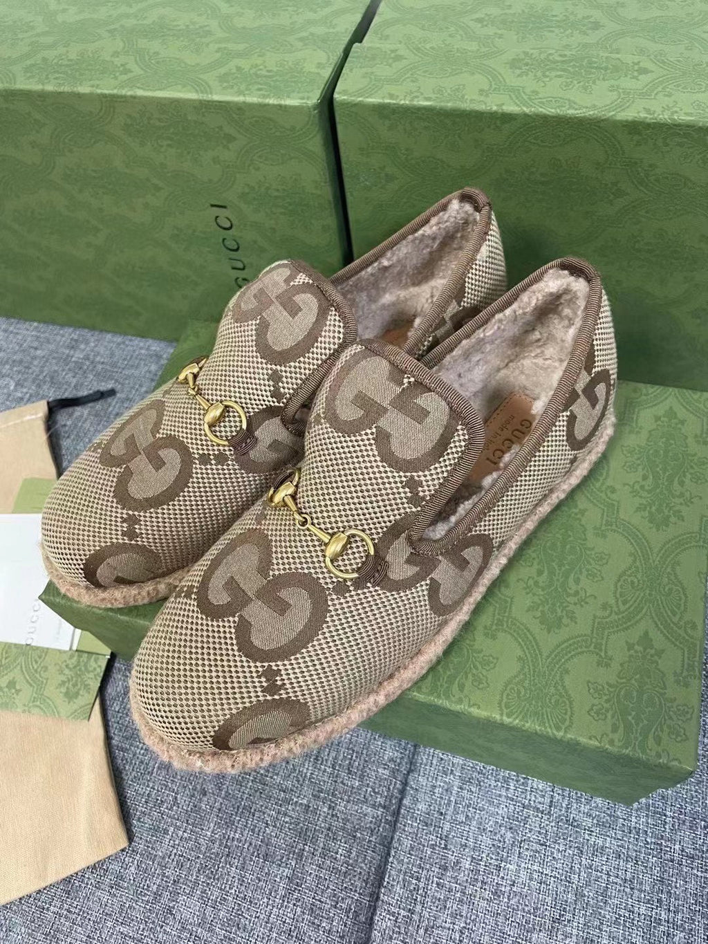 GUCCI HORSEBIT LOAFER IN ECRU BEIGE WOVEN FABRIC AND WOOL MIX LAMB FUR LINING