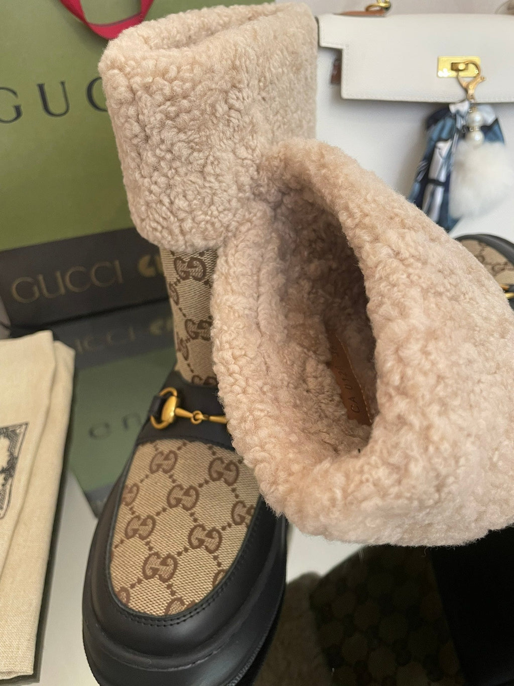 GUCCI HORSEBIT SNOW ANKLE BOOTS IN ECRU BEIGE MONOGRAM JACQUARD FABRIC MIX BLACK CALFSKIN AND LAMB WOOL LINING