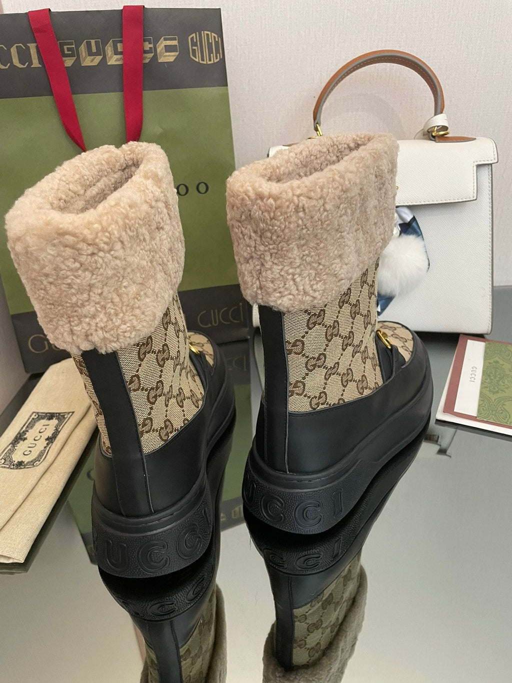 GUCCI HORSEBIT SNOW ANKLE BOOTS IN ECRU BEIGE MONOGRAM JACQUARD FABRIC MIX BLACK CALFSKIN AND LAMB WOOL LINING