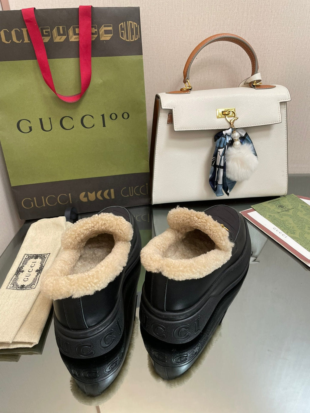 GUCCI LOAFER IN BLACK CALFSKIN WITH BEIGE WOOL LINING