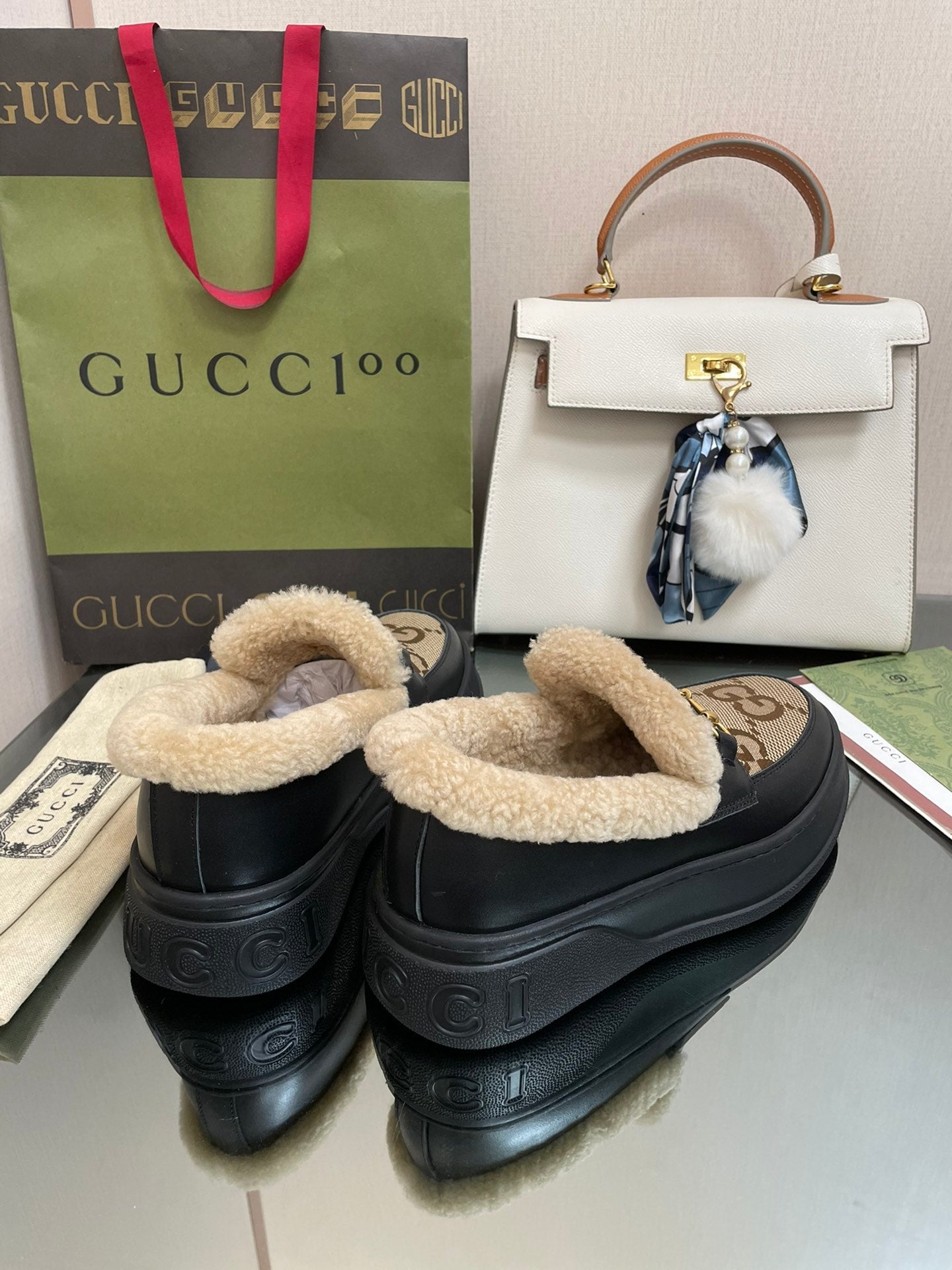 GUCCI LOAFER IN PEANUT BROWN JACQUARD AND BLACK CALFSKIN WITH BEIGE WOOL LINING