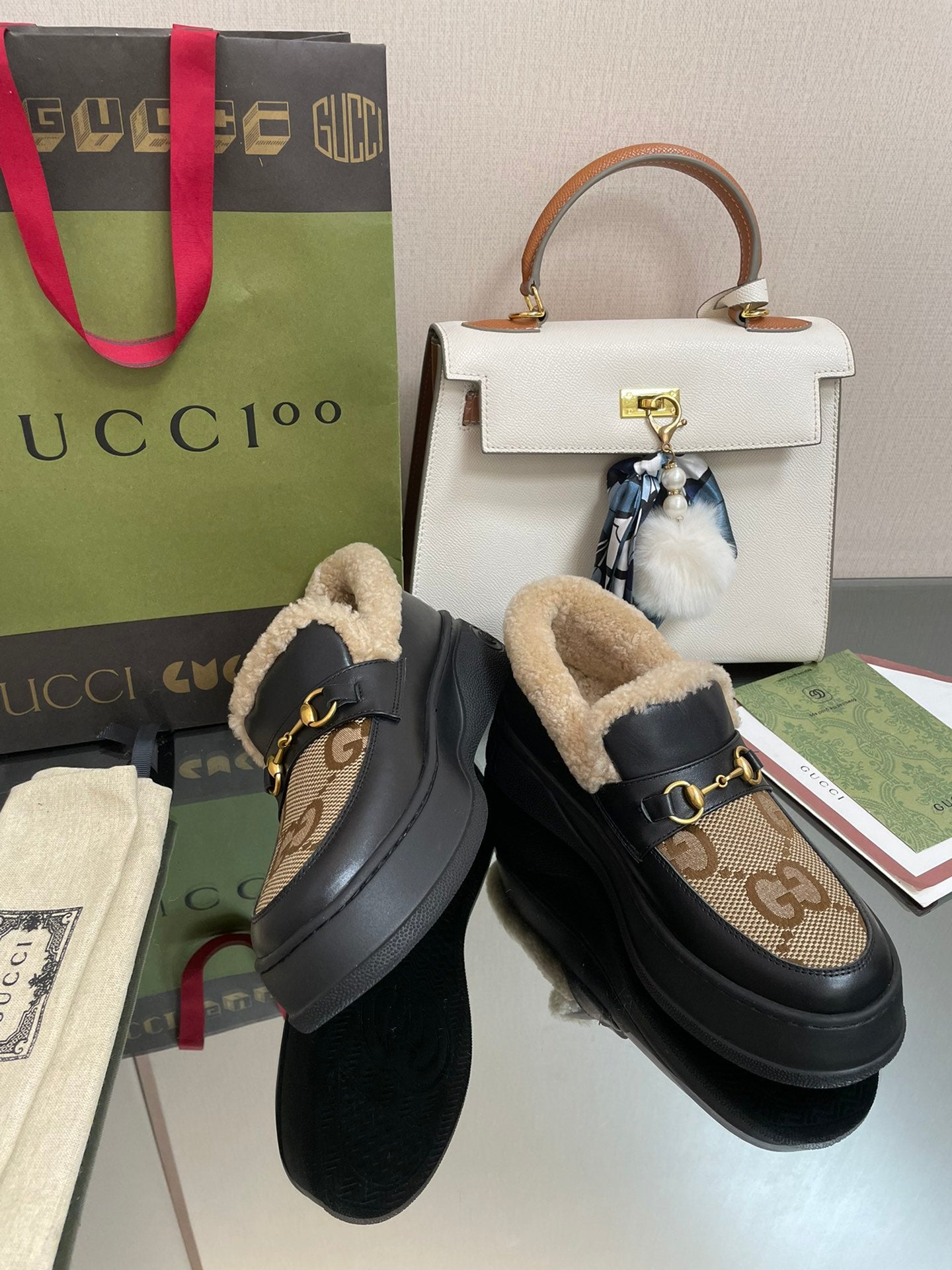 GUCCI LOAFER IN PEANUT BROWN JACQUARD AND BLACK CALFSKIN WITH BEIGE WOOL LINING