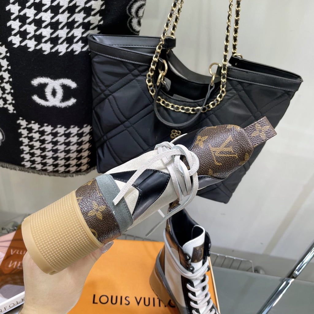 LOUIS VUITTON LAUREATE PLATFORM BOOTS IN WHITE CALFSKIN AND COIN GRAY SUEDE