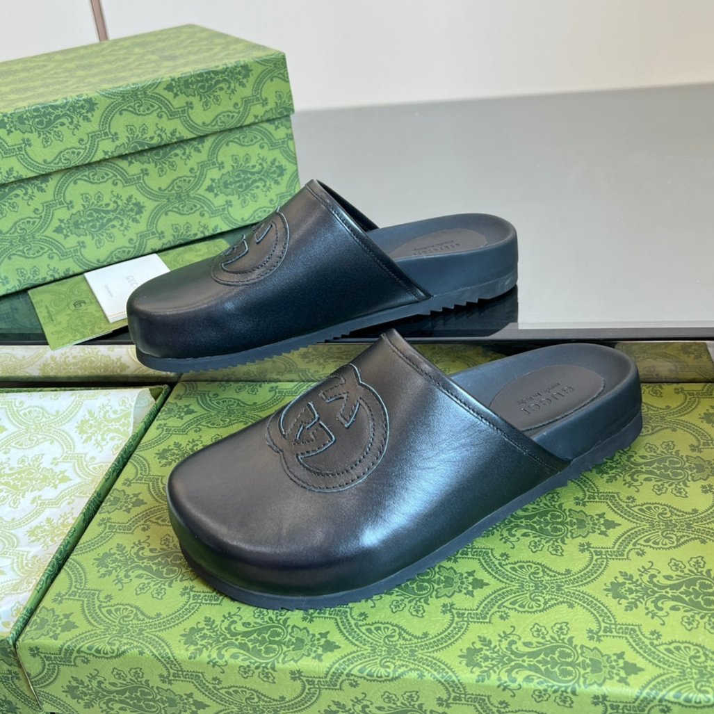 GUCCI INTERLOCKING G MULE IN BLACK CALFSKIN