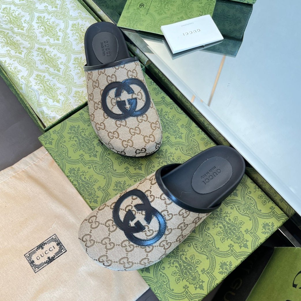 GUCCI INTERLOCKING G MULE IN BEIGE MONOGRAM CANVAS AND LEATHER