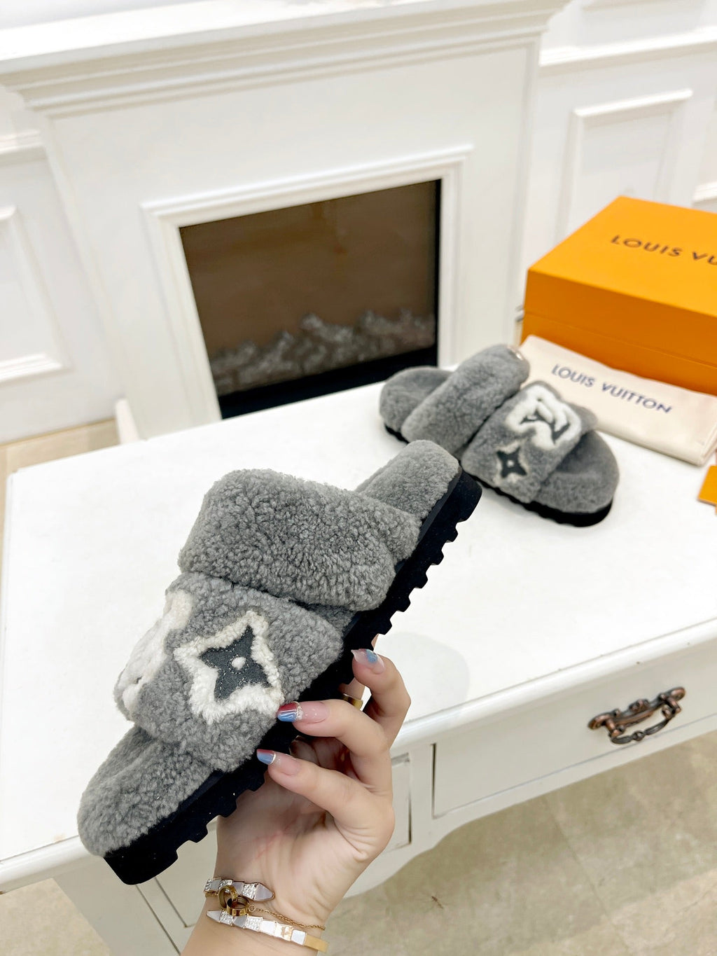 LOUIS VUITTON DAD SANDAL MULE IN SHADOW GRAY MIX WHITE FLEECE