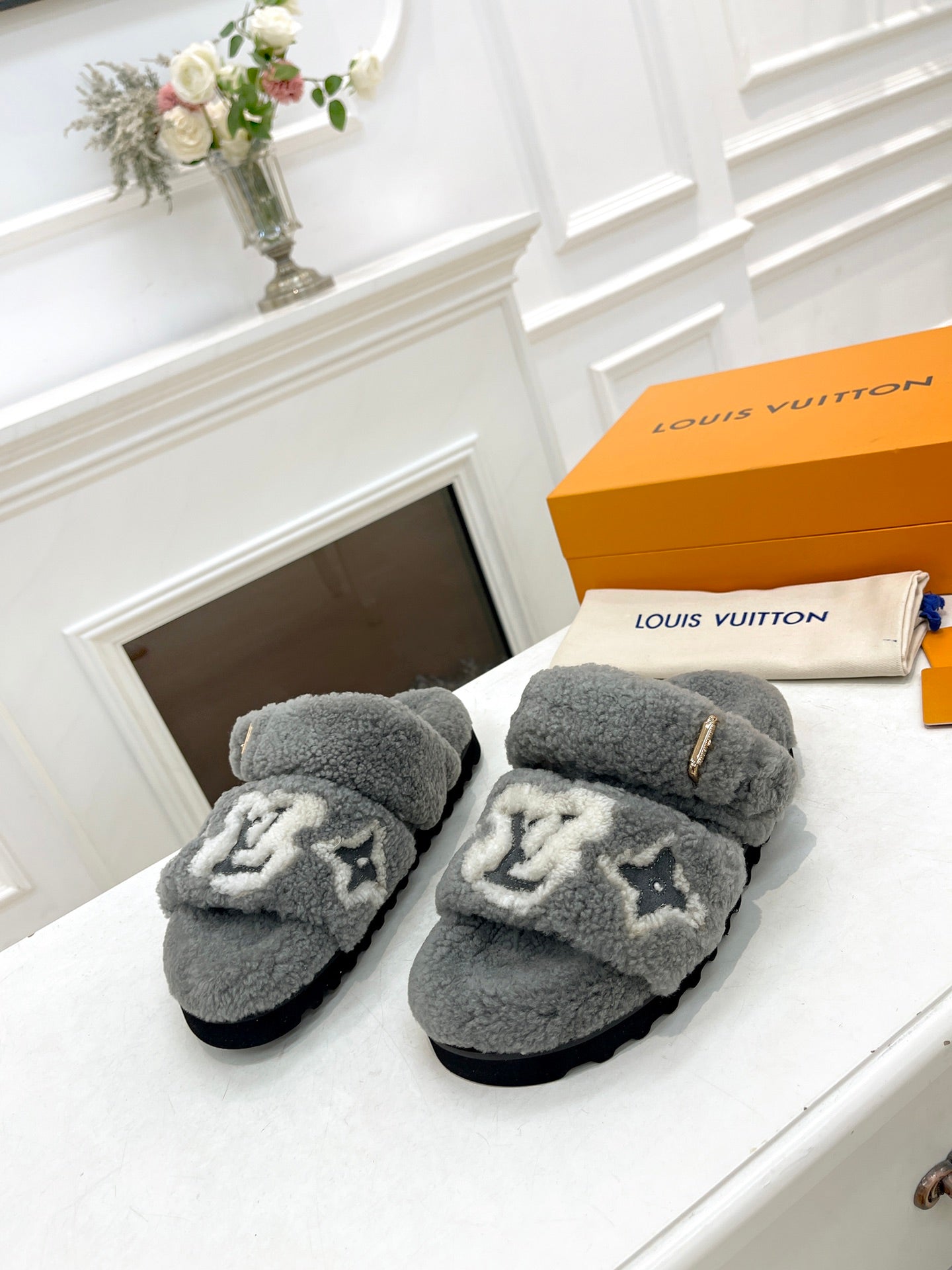 LOUIS VUITTON DAD SANDAL MULE IN SHADOW GRAY MIX WHITE FLEECE