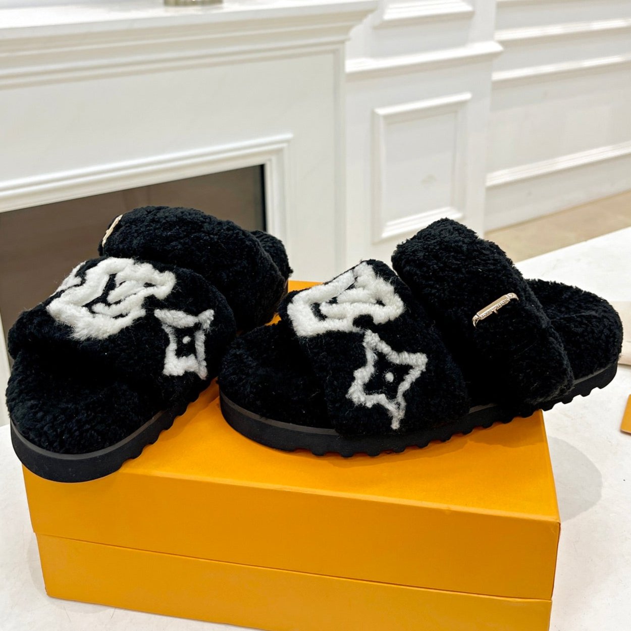 LOUIS VUITTON DAD SANDAL MULE IN BLACK MIX WHITE FLEECE