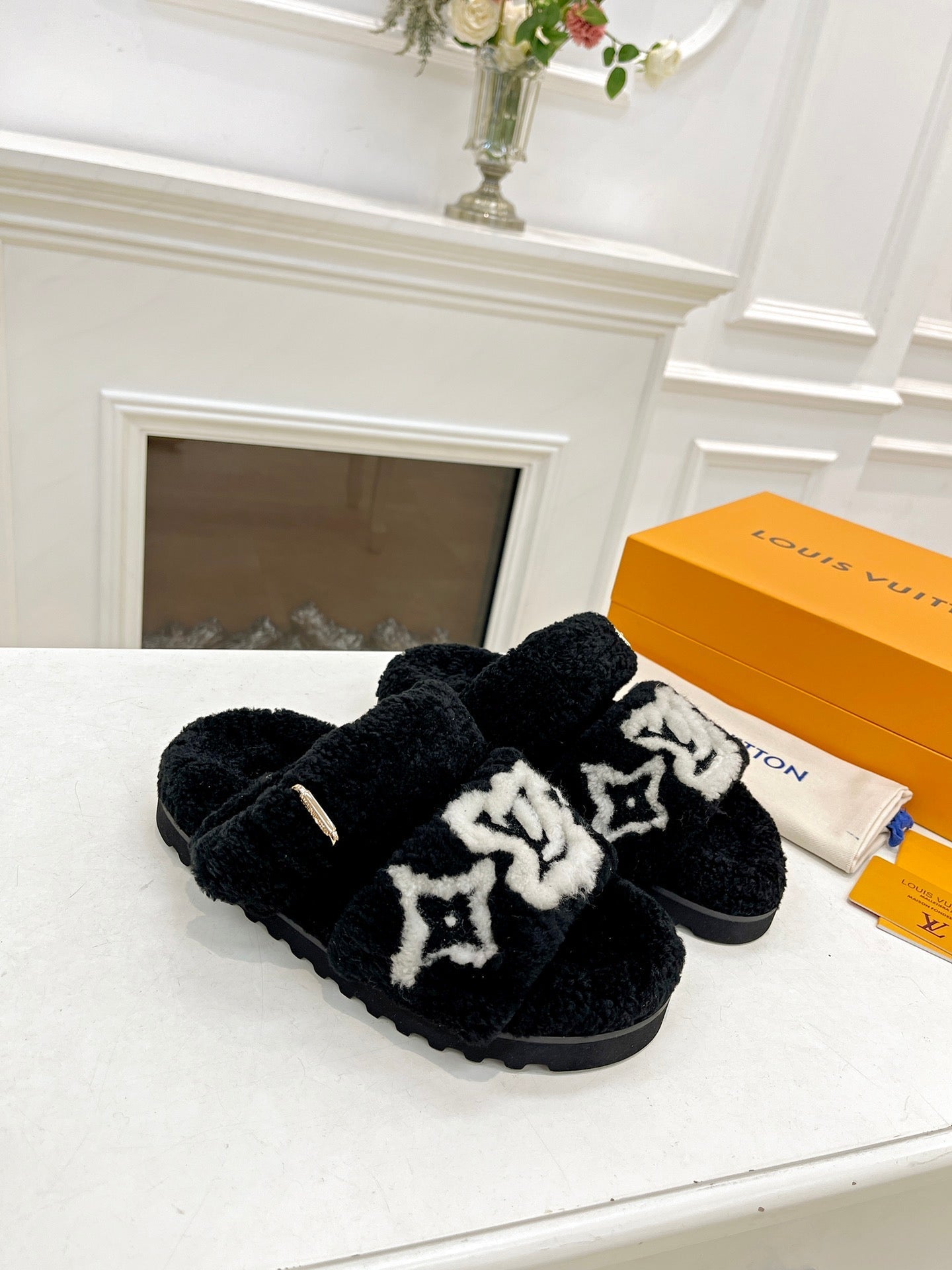 LOUIS VUITTON DAD SANDAL MULE IN BLACK MIX WHITE FLEECE