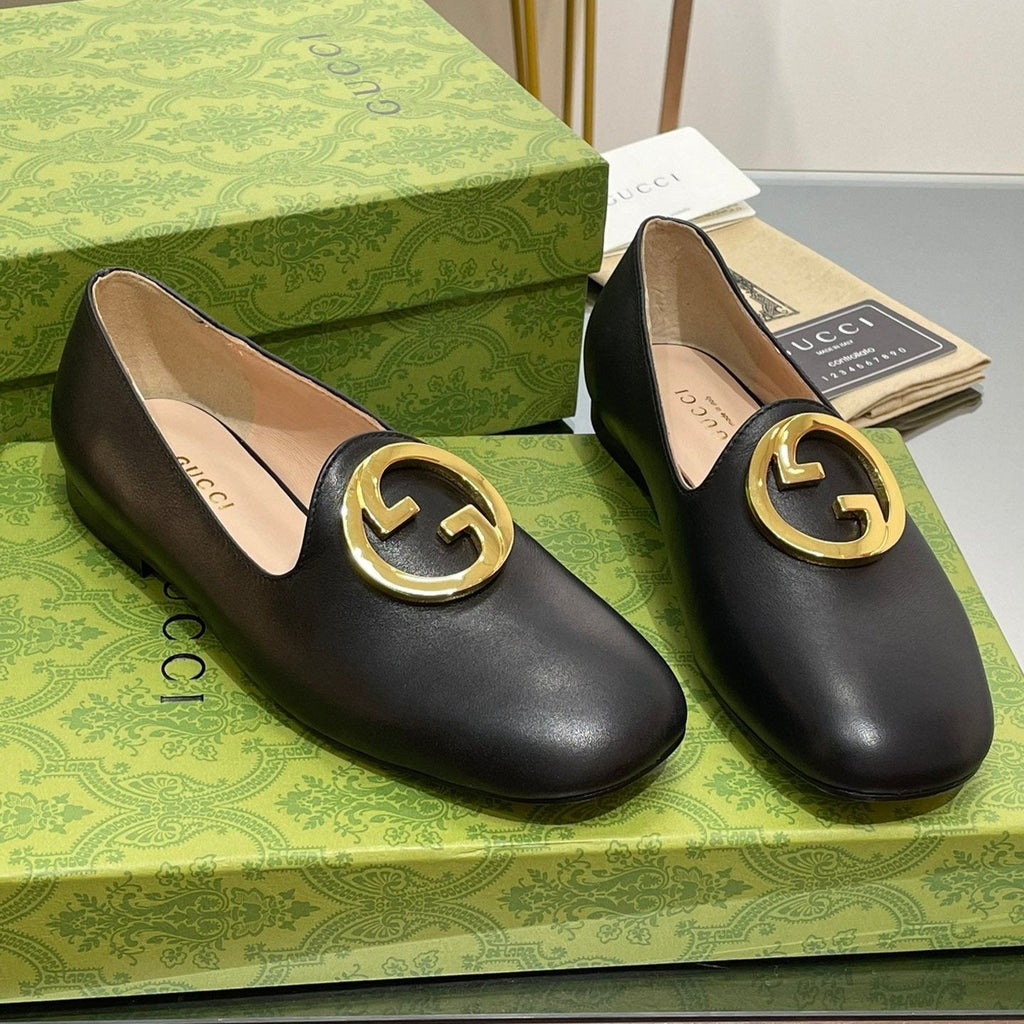 GUCCI BLONDIE LOGO-PLAQUE LOAFERS IN BLACK CALFSKIN WITH GOLD HARDWARE