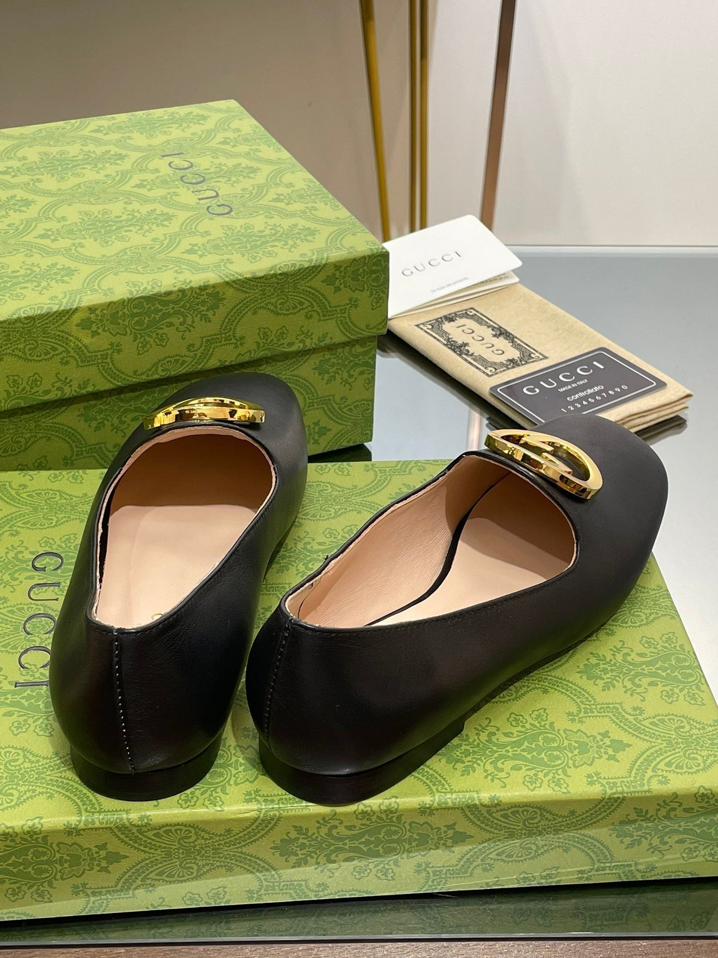 GUCCI BLONDIE LOGO-PLAQUE LOAFERS IN BLACK CALFSKIN WITH GOLD HARDWARE