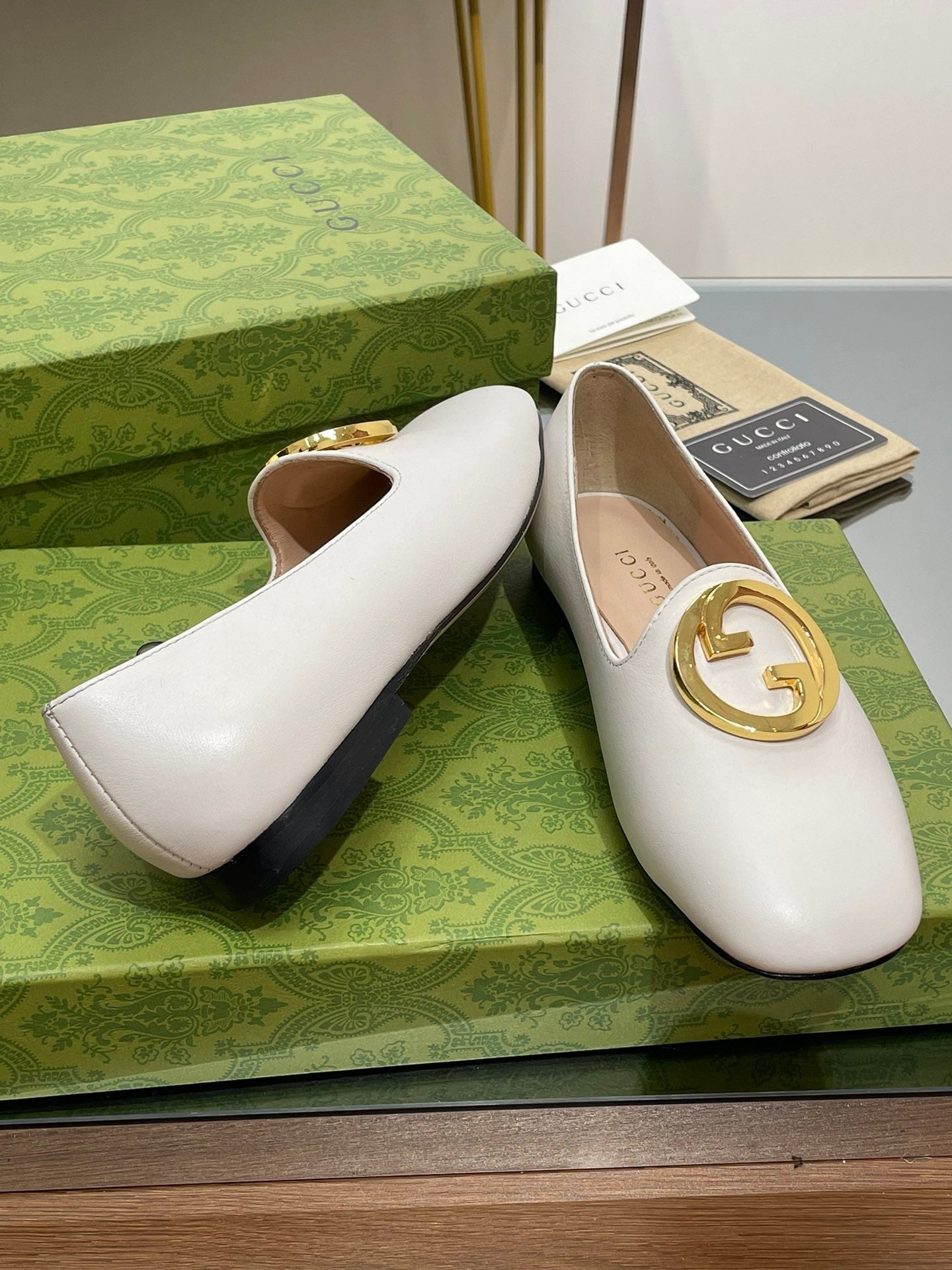 GUCCI BLONDIE LOGO-PLAQUE LOAFERS IN WHITE CALFSKIN WITH GOLD HARDWARE