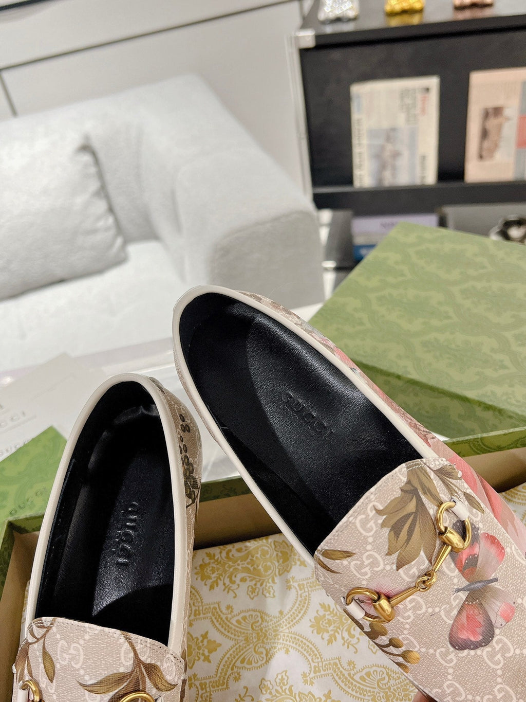 GUCCI HORSEBIT LOAFER WITH FLOWER PRINT IN LINEN BEIGE MONOGRAM JACQUARD FABRIC