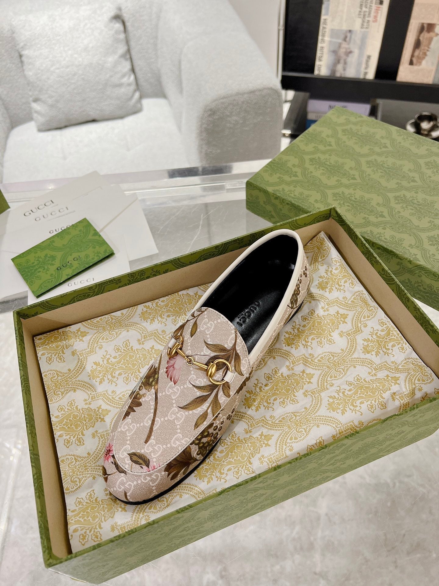 GUCCI HORSEBIT LOAFER WITH FLOWER PRINT IN LINEN BEIGE MONOGRAM JACQUARD FABRIC