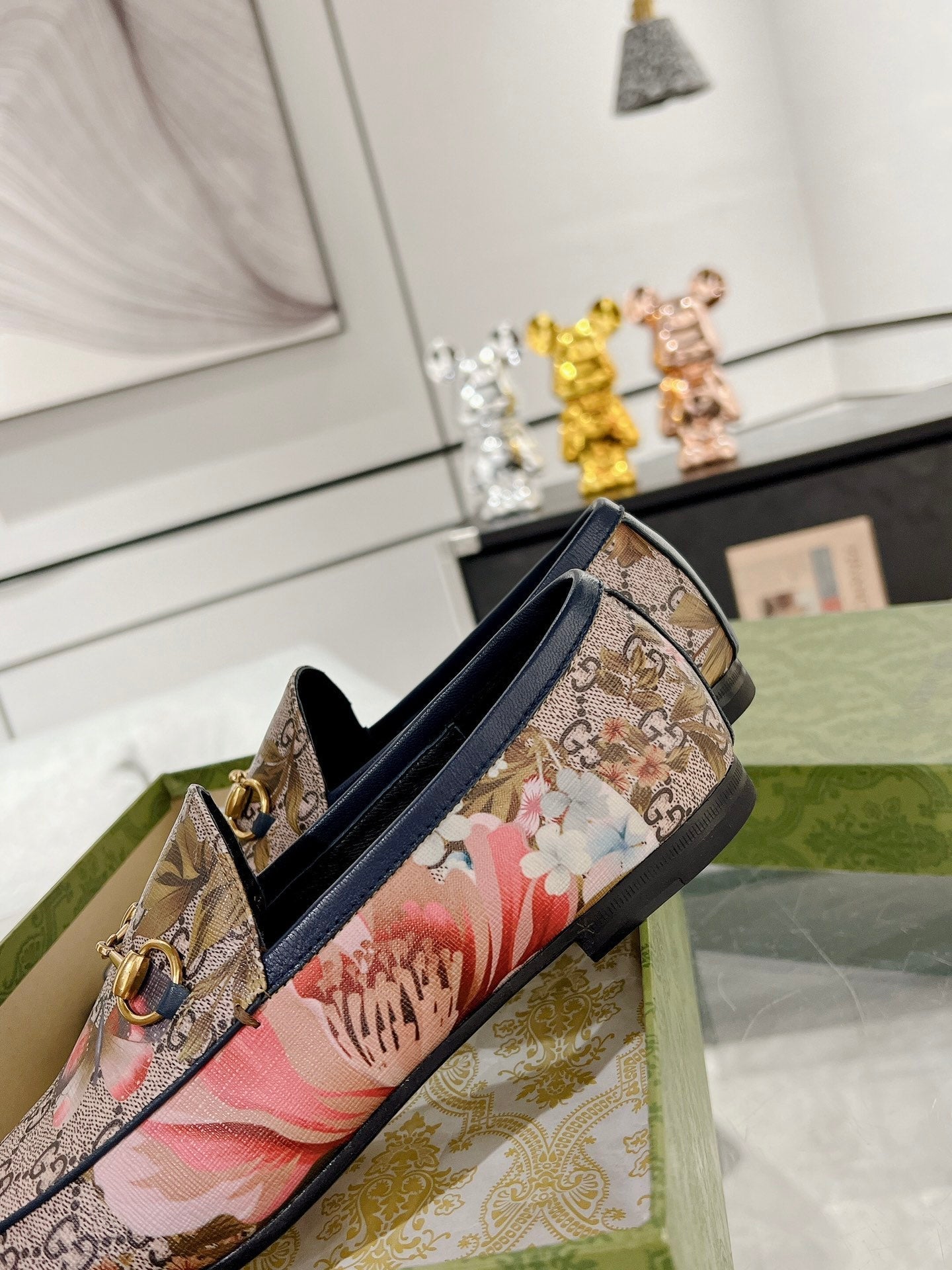 GUCCI HORSEBIT LOAFER WITH FLOWER PRINT IN DARK BEIGE MONOGRAM JACQUARD FABRIC