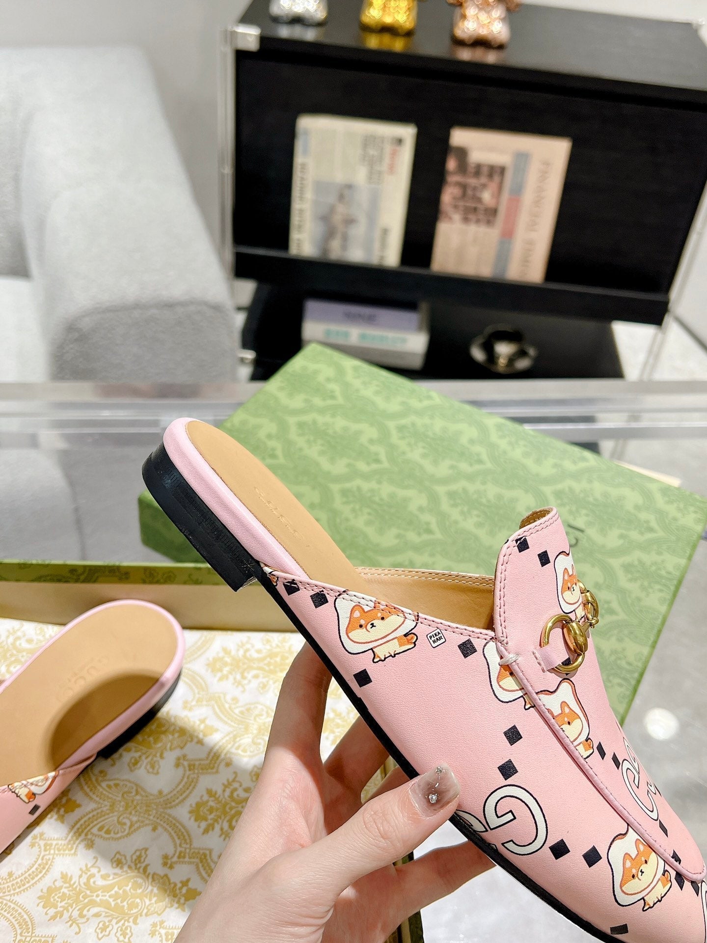 GUCCI HORSEBIT SLIPPER MULE WITH CUTE CAT PRINT IN LIGHT PINK CALFSKIN