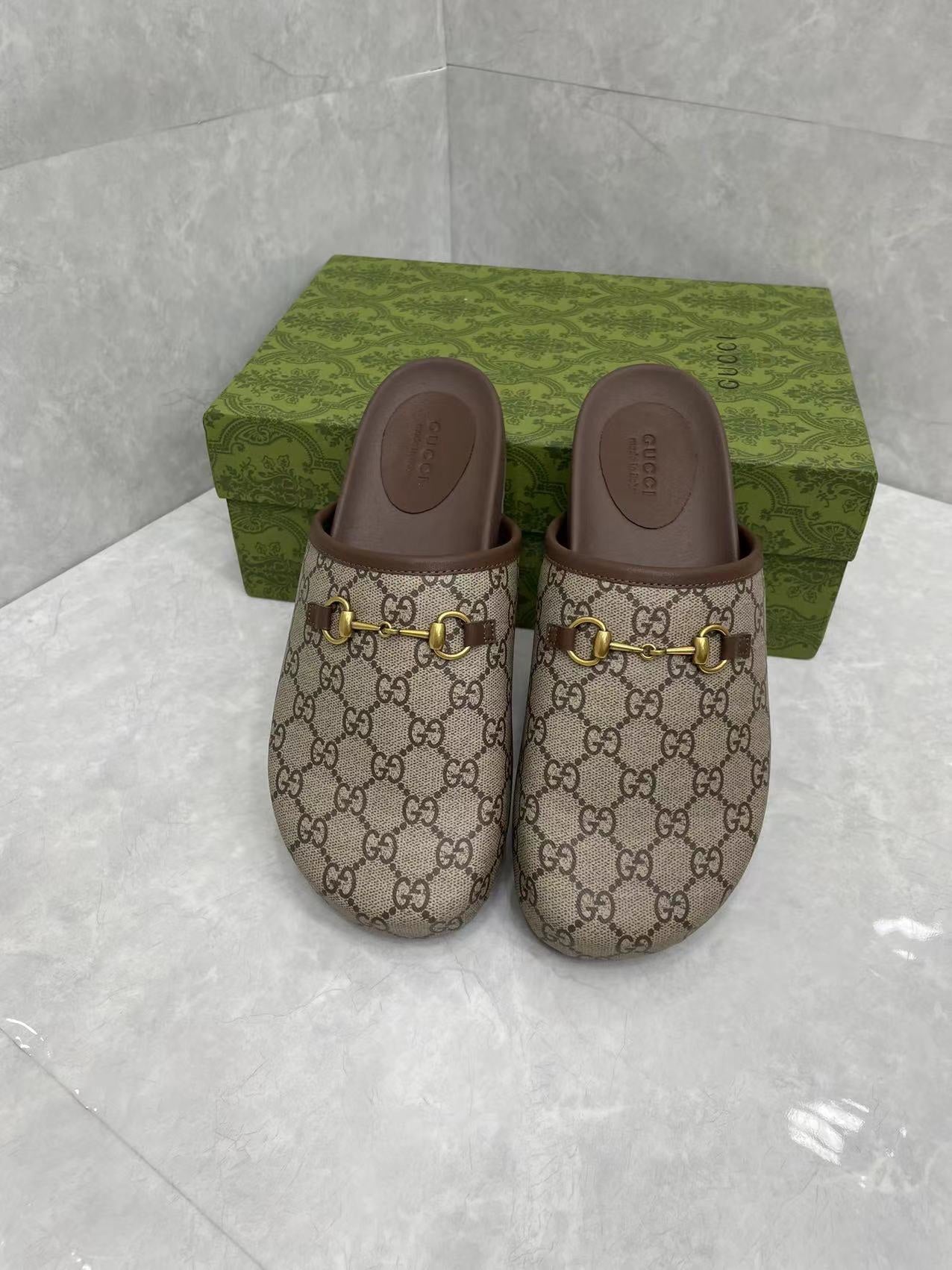 GUCCI MULE WITH GOLD HORSEBIT IN BEIGE AND EBONY MONOGRAM CANVAS