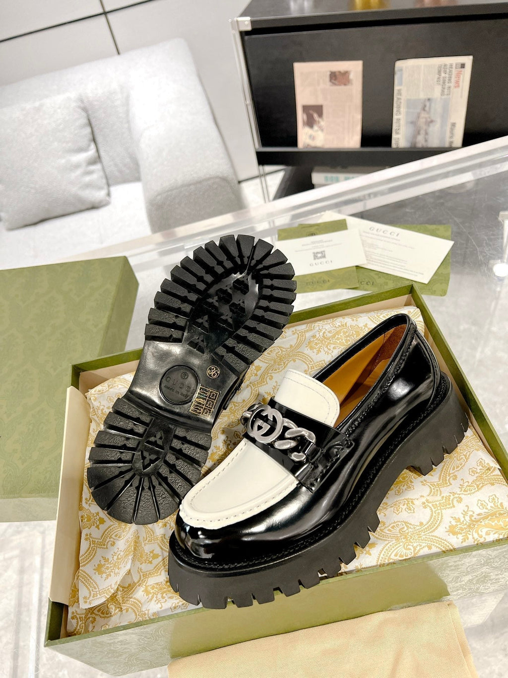 GUCCI LOAFER WITH CHAINS GLOSSY BLACK AND WHITE CALFSKIN