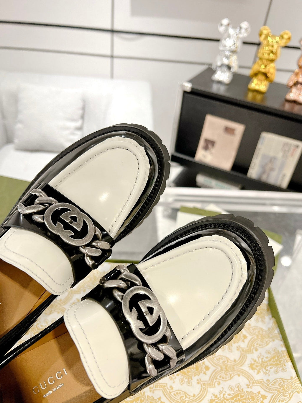 GUCCI LOAFER WITH CHAINS GLOSSY BLACK AND WHITE CALFSKIN