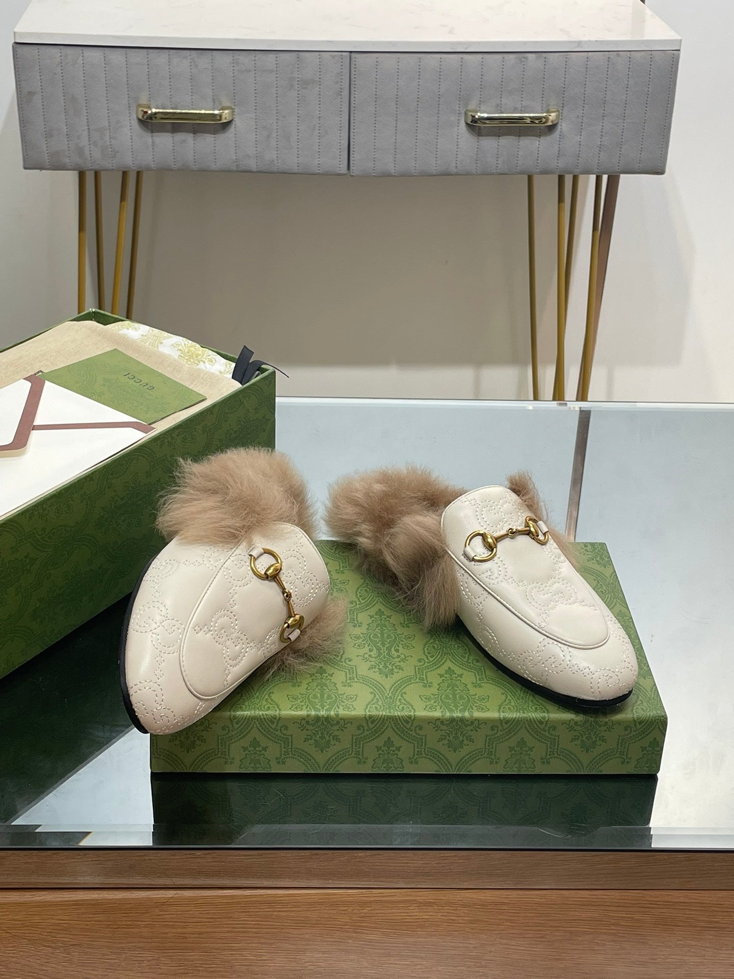 GUCCI HORSEBIT MULE IN WHITE EMBOSSED CALFSKIN AND LAMB WOOL LINING