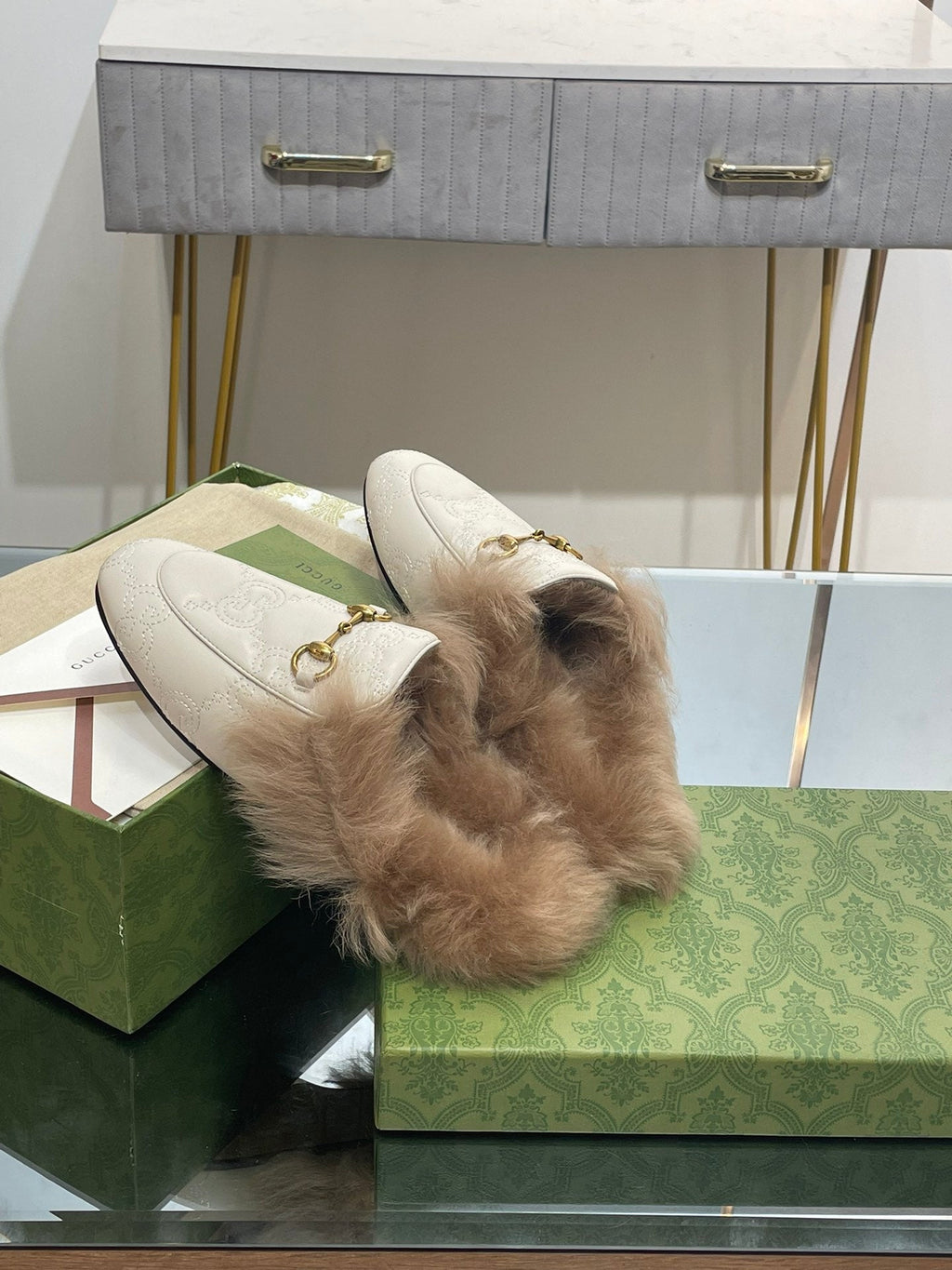 GUCCI HORSEBIT MULE IN WHITE EMBOSSED CALFSKIN AND LAMB WOOL LINING