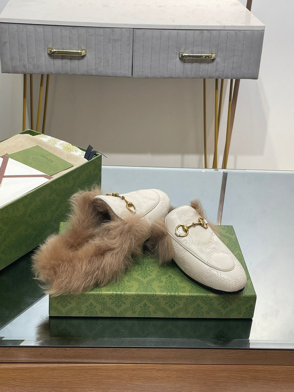 GUCCI HORSEBIT MULE IN WHITE EMBOSSED CALFSKIN AND LAMB WOOL LINING