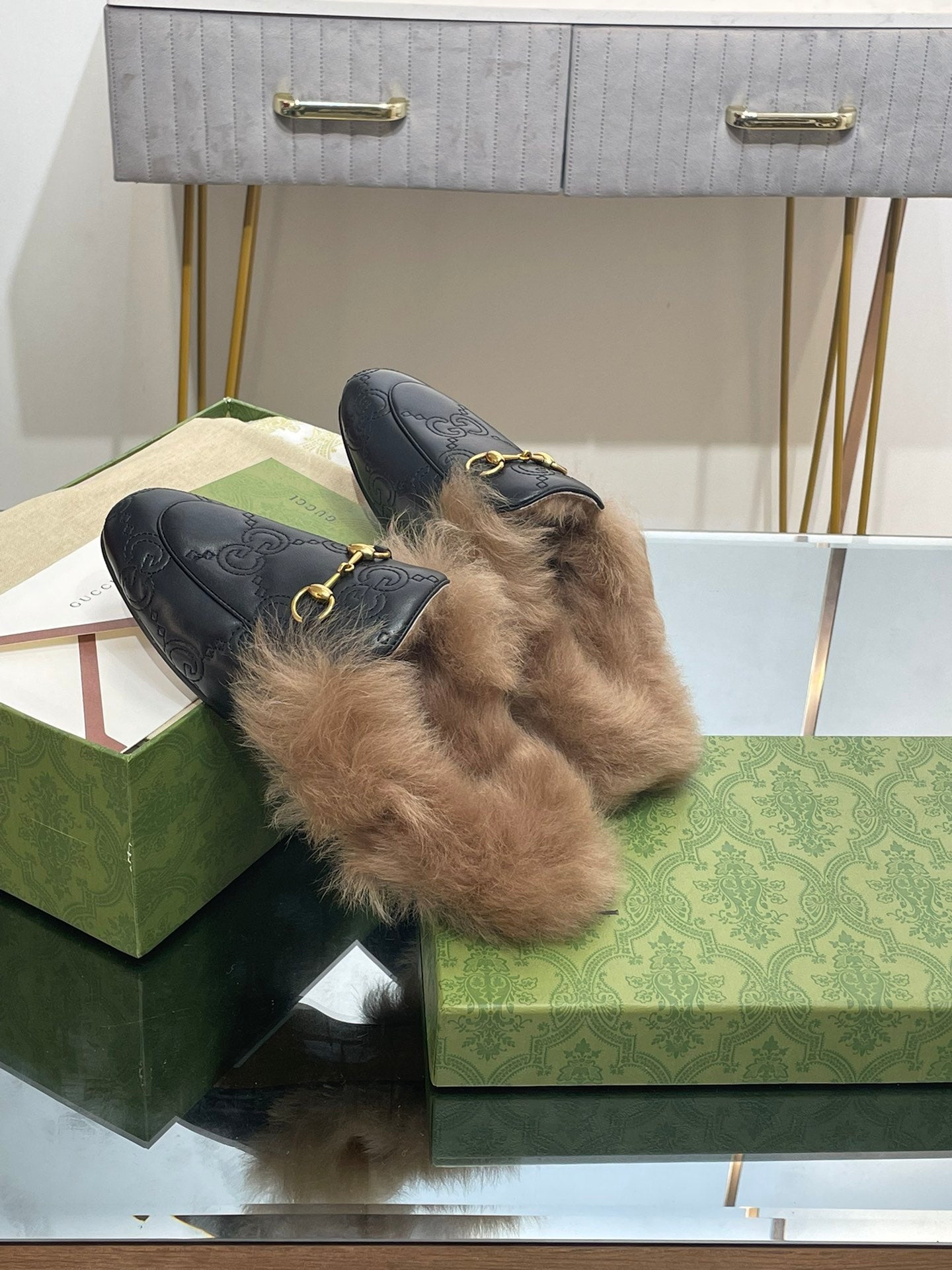 GUCCI HORSEBIT MULE IN BLACK EMBOSSED CALFSKIN AND LAMB WOOL LINING