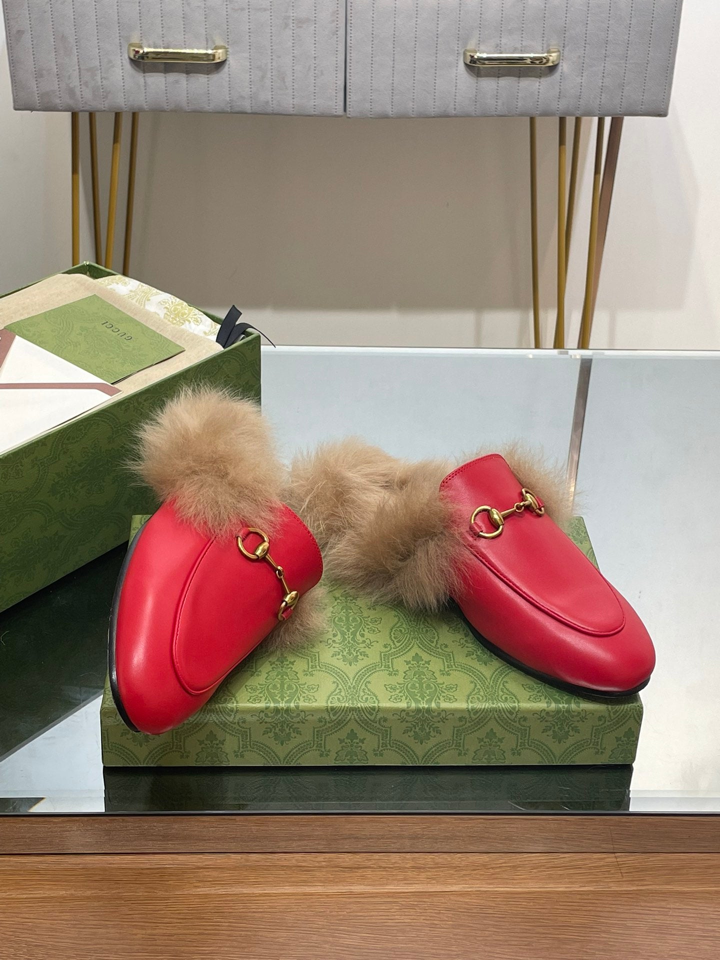 GUCCI HORSEBIT MULE IN CHERRY RED CALFSKIN AND LAMB WOOL LINING