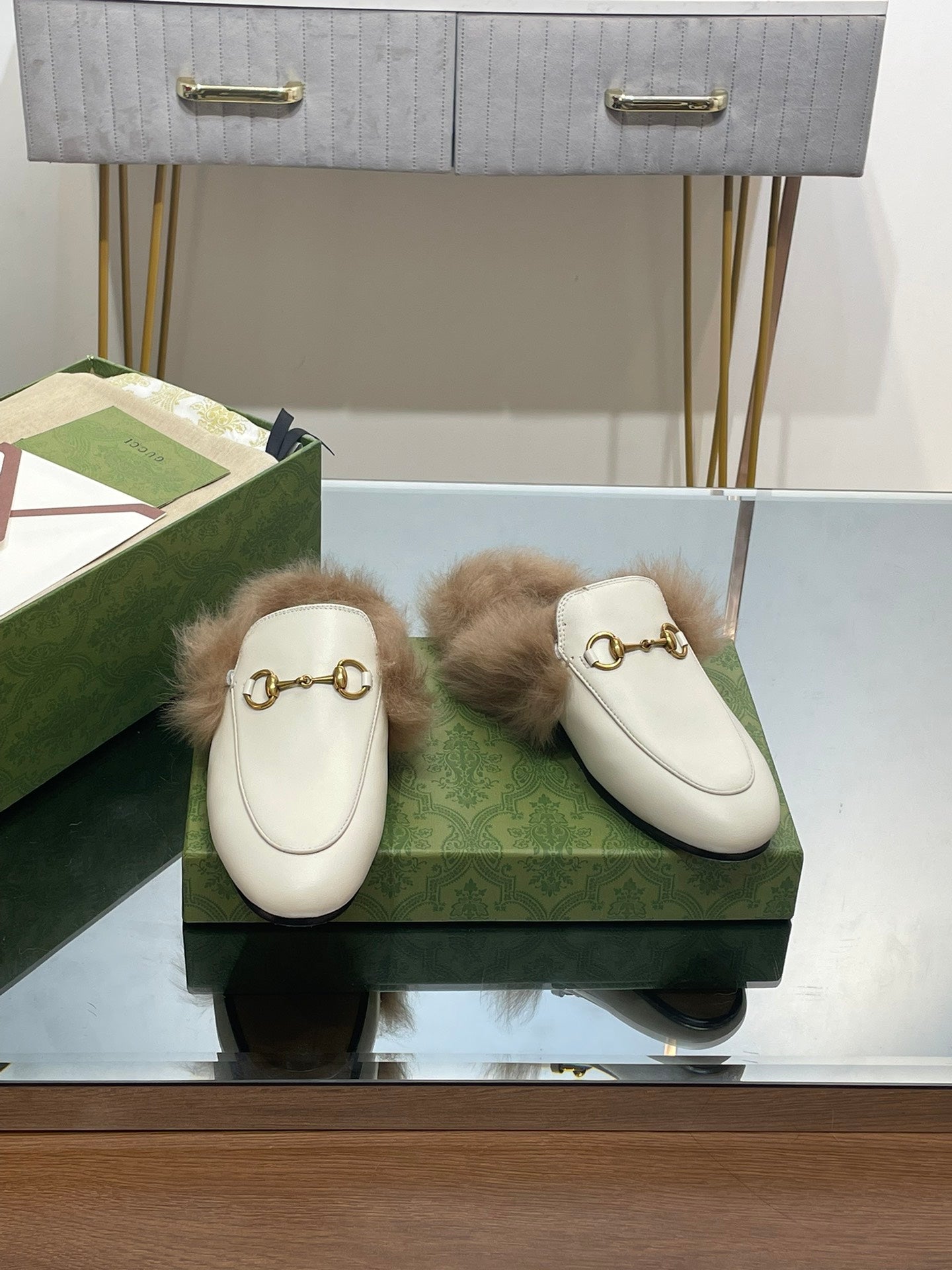 GUCCI HORSEBIT MULE IN WHITE CALFSKIN AND LAMB WOOL LINING