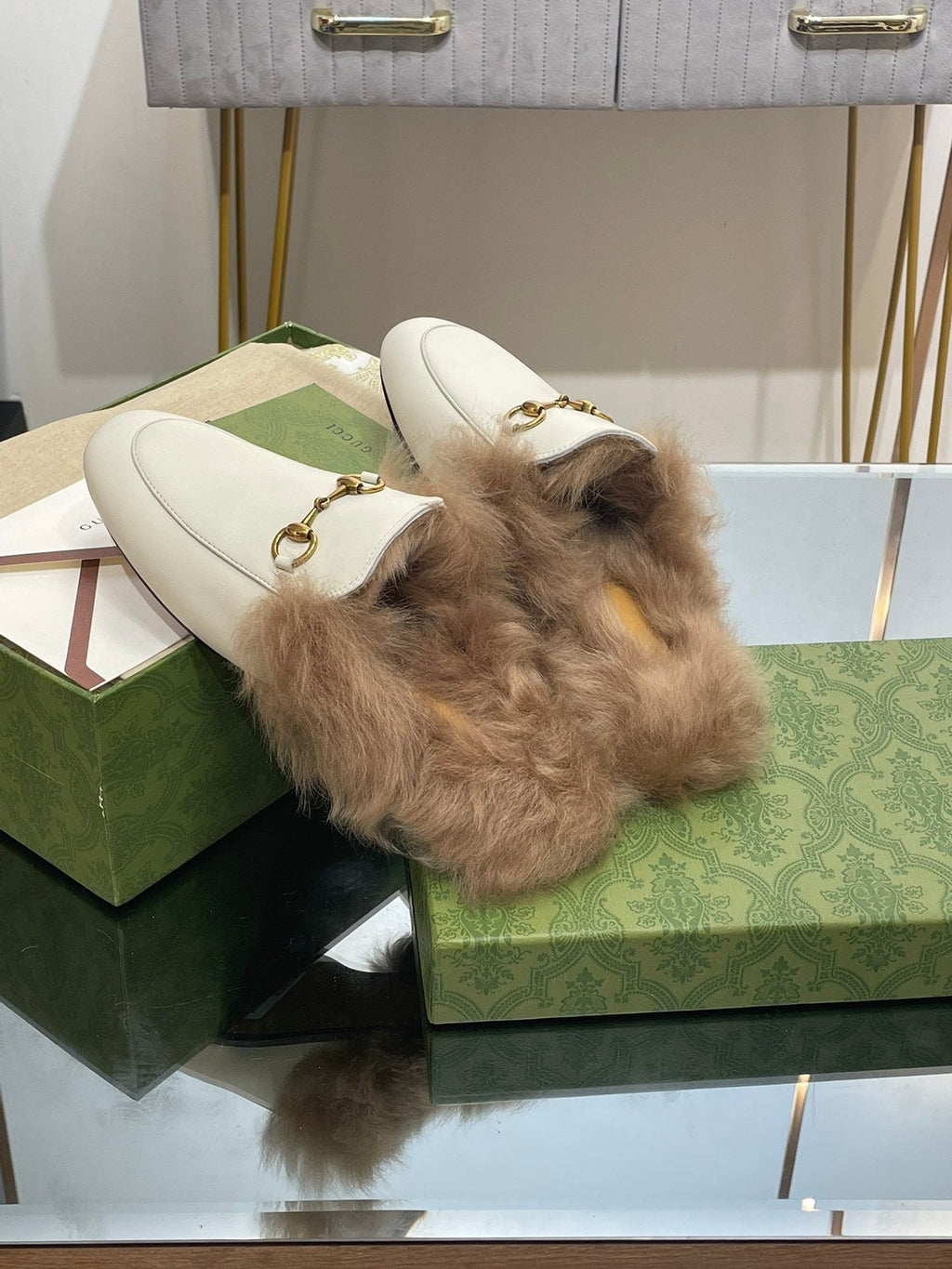 GUCCI HORSEBIT MULE IN WHITE CALFSKIN AND LAMB WOOL LINING