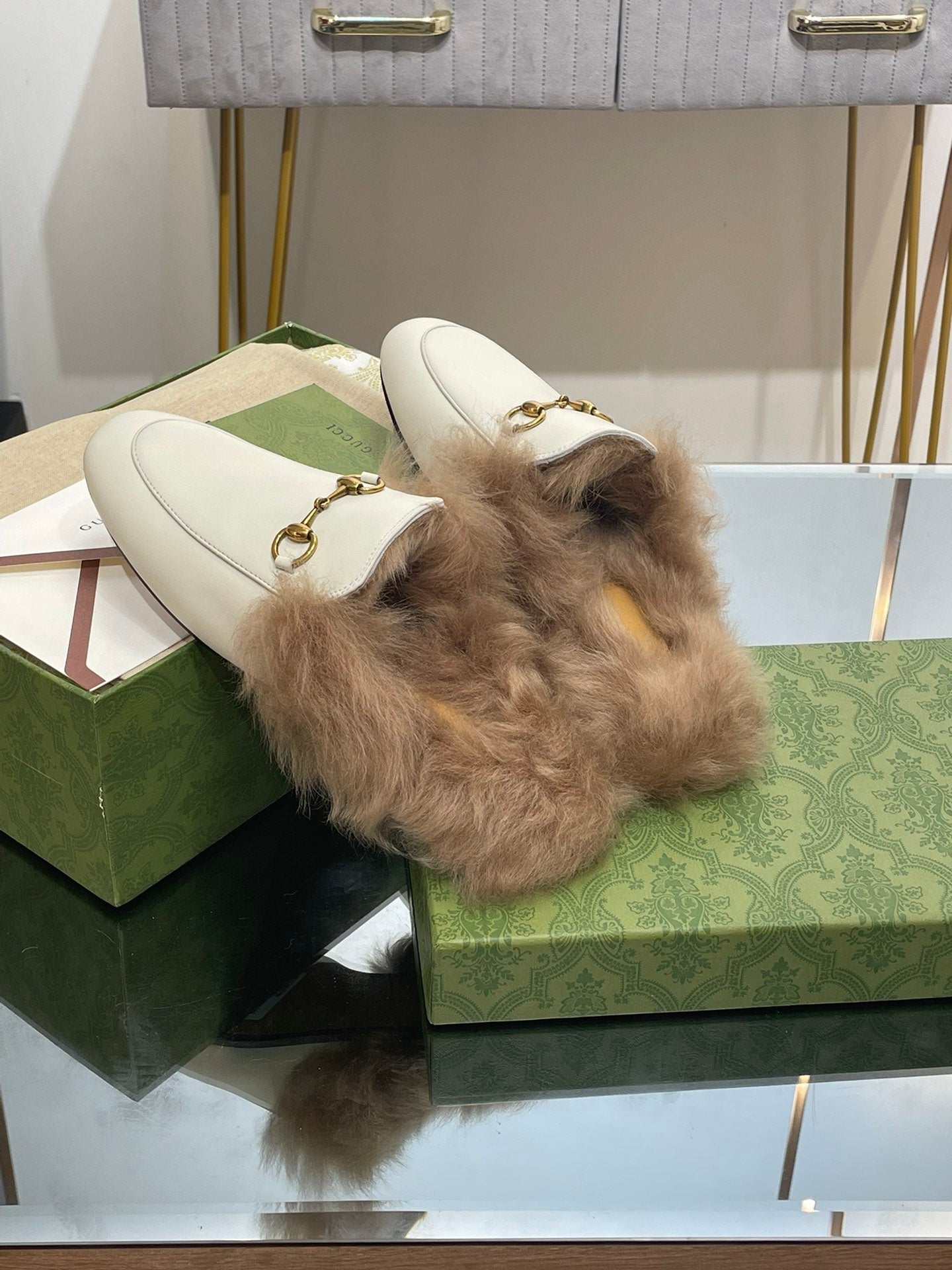 GUCCI HORSEBIT MULE IN WHITE CALFSKIN AND LAMB WOOL LINING
